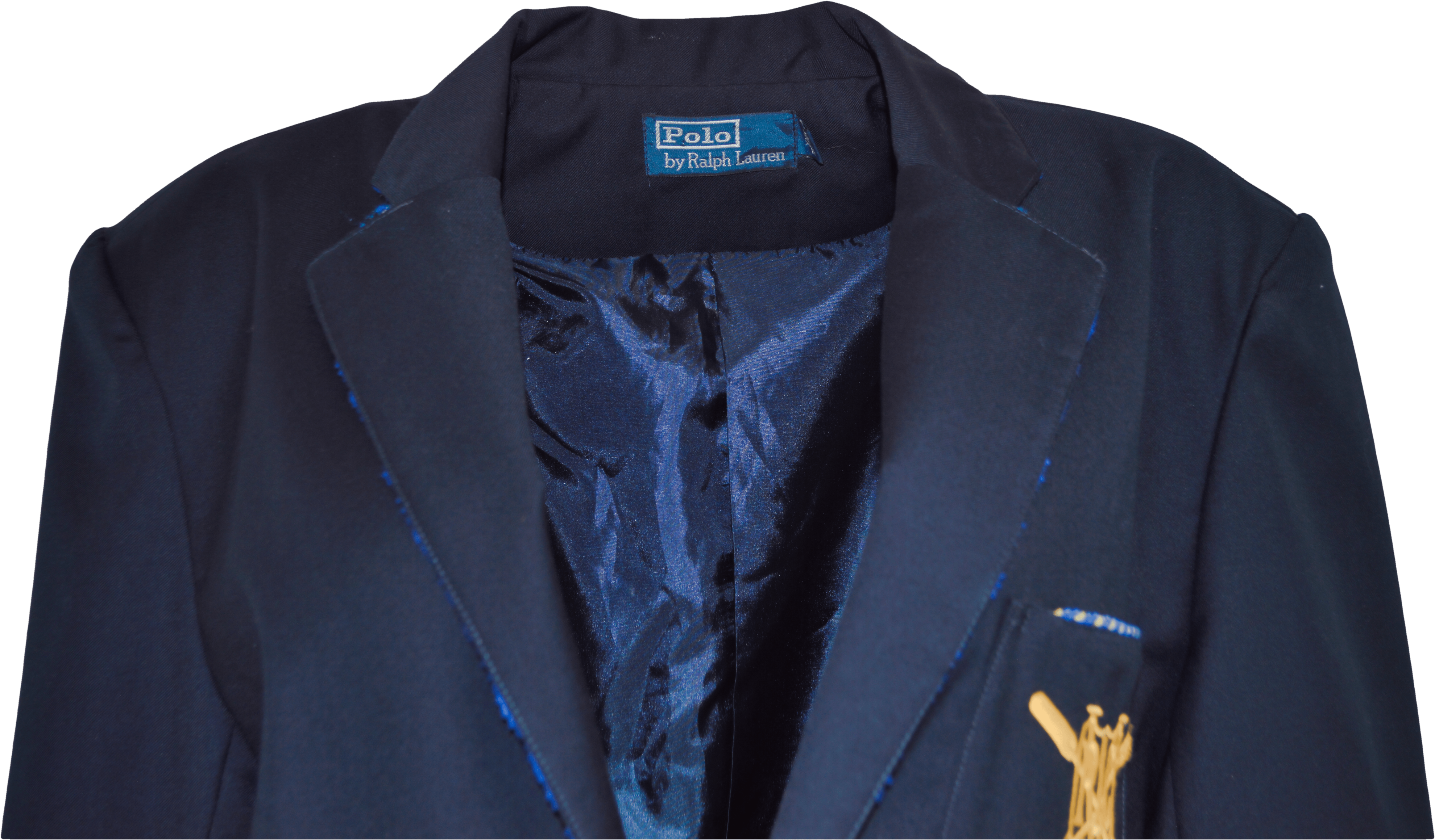 ralph lauren 桌布 壁紙 — 黑色背景上，海軍藍色 Polo by Ralph Lauren 西裝外套的特寫，帶有緞面襯裡和金色刺繡標誌。