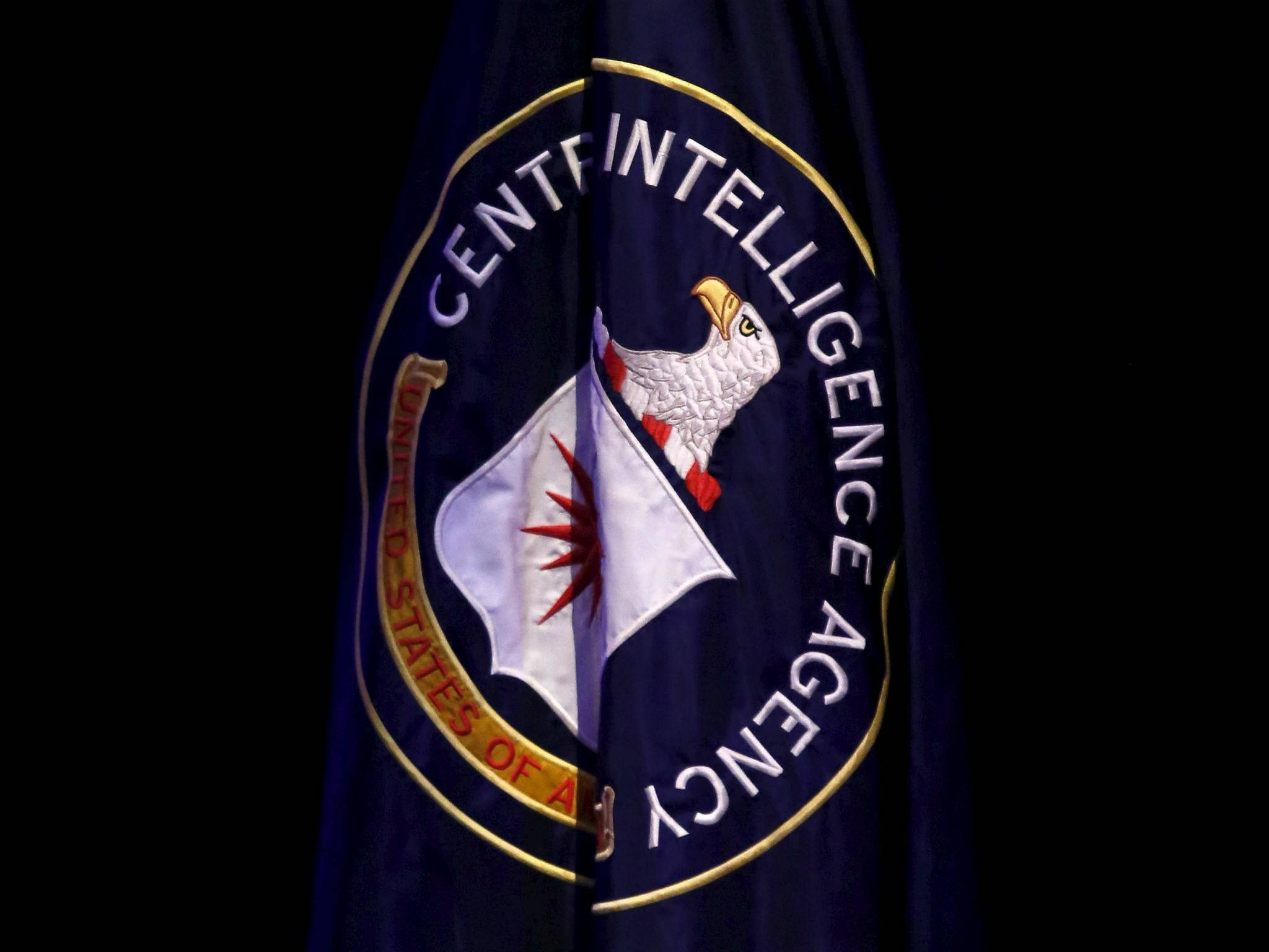 Cia 桌布 壁紙 — 黑色背景上，深藍色CIA旗幟的近距離特寫，帶有刺繡的鷹和盾牌徽章。