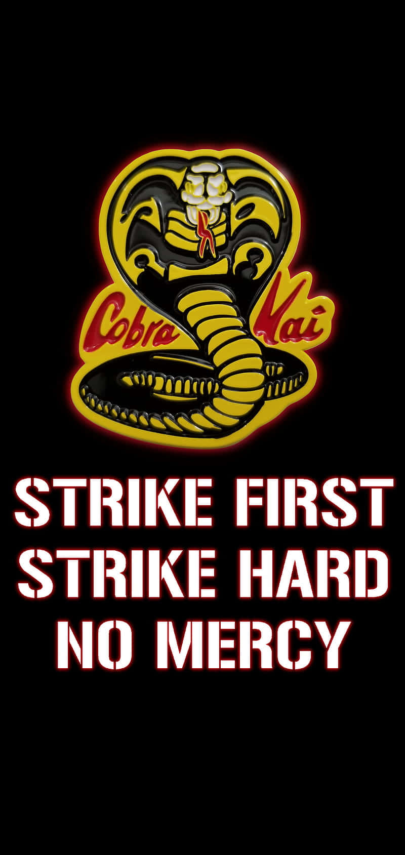 Cobra Kai iPhone Xr 桌布 壁紙 — 黑色背景上，發光的黃色眼鏡蛇標誌，紅色文字寫著「Cobra Kai」，粗體白色標語「STRIKE FIRST STRIKE HARD NO MERCY」。
