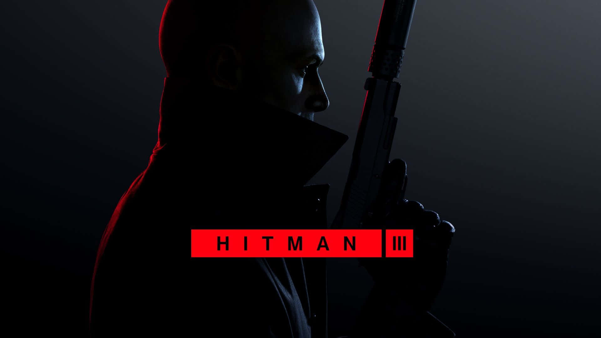 Hitman 3 桌布 壁紙 — 黑色背景上，紅色燈光和紅色「HITMAN III」標誌前，一個光頭刺客穿著深色外套手持步槍的剪影。