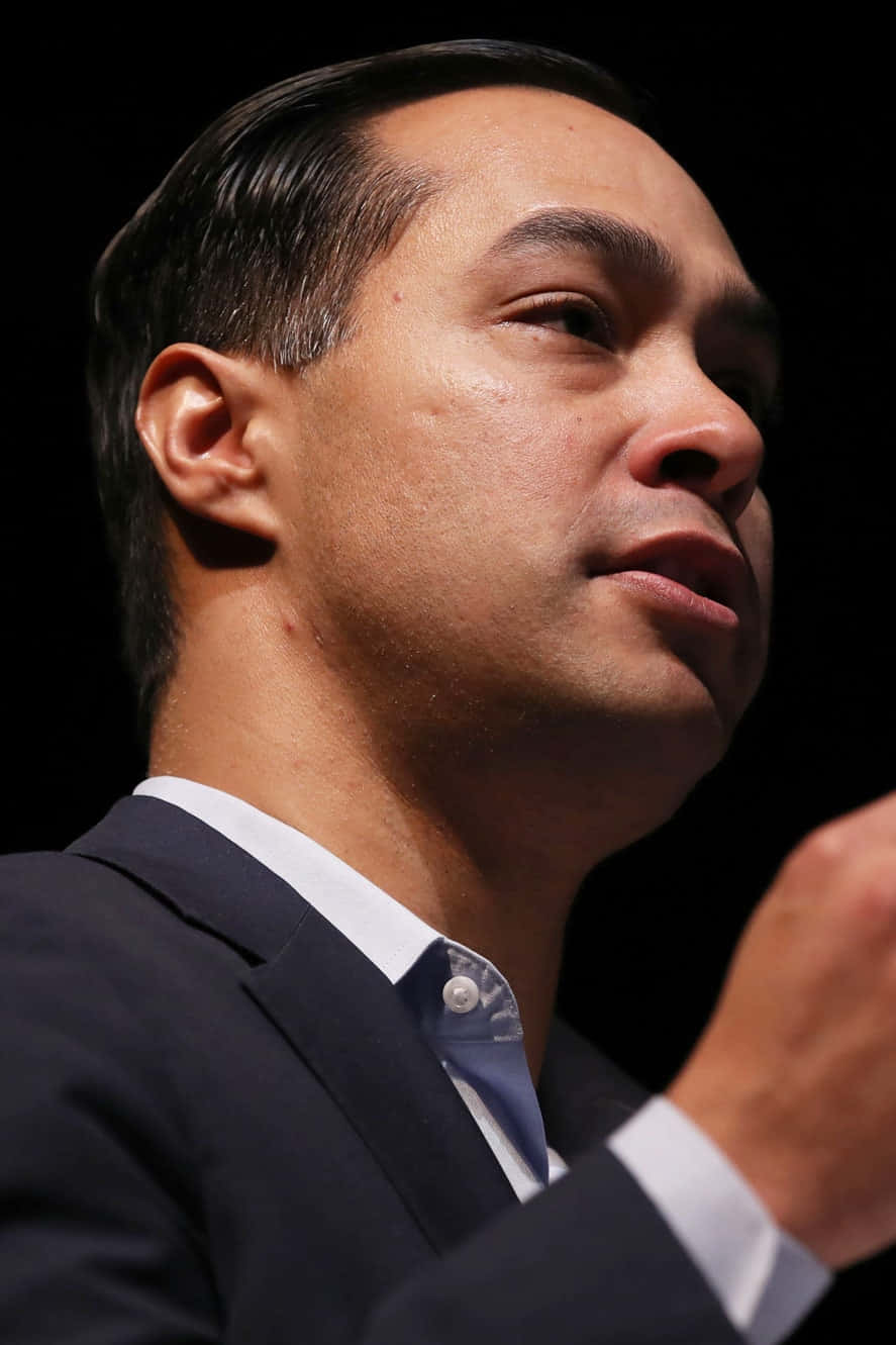 Celebrity 桌布 壁紙 — 黑色背景上，身穿深色西裝和白色襯衫的男士特寫肖像，帶有戲劇性燈光。
