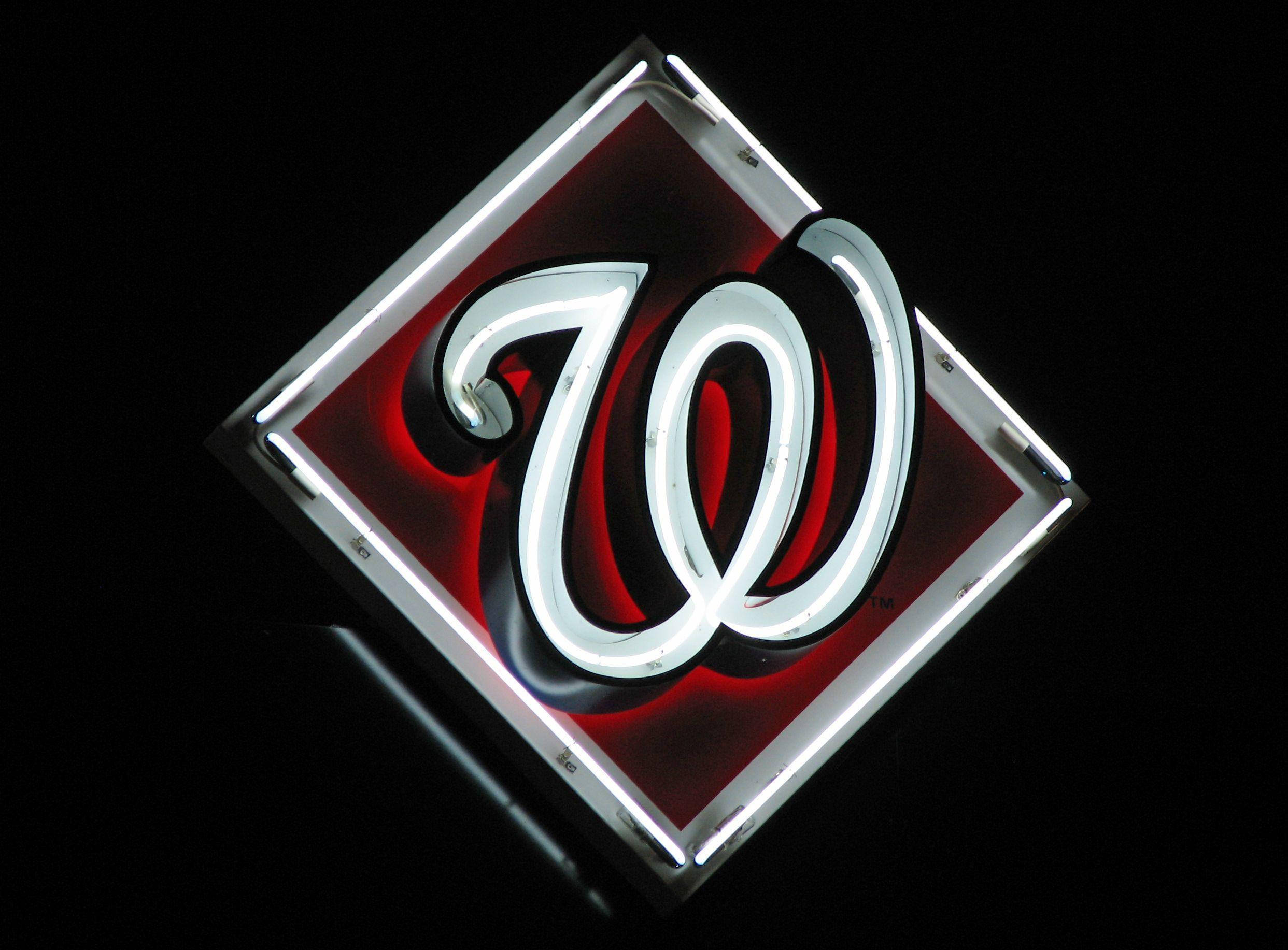 Nationals 桌布 壁紙 — 黑色背景上，鑽石框架內帶紅色背光的發光白色霓虹字母W。