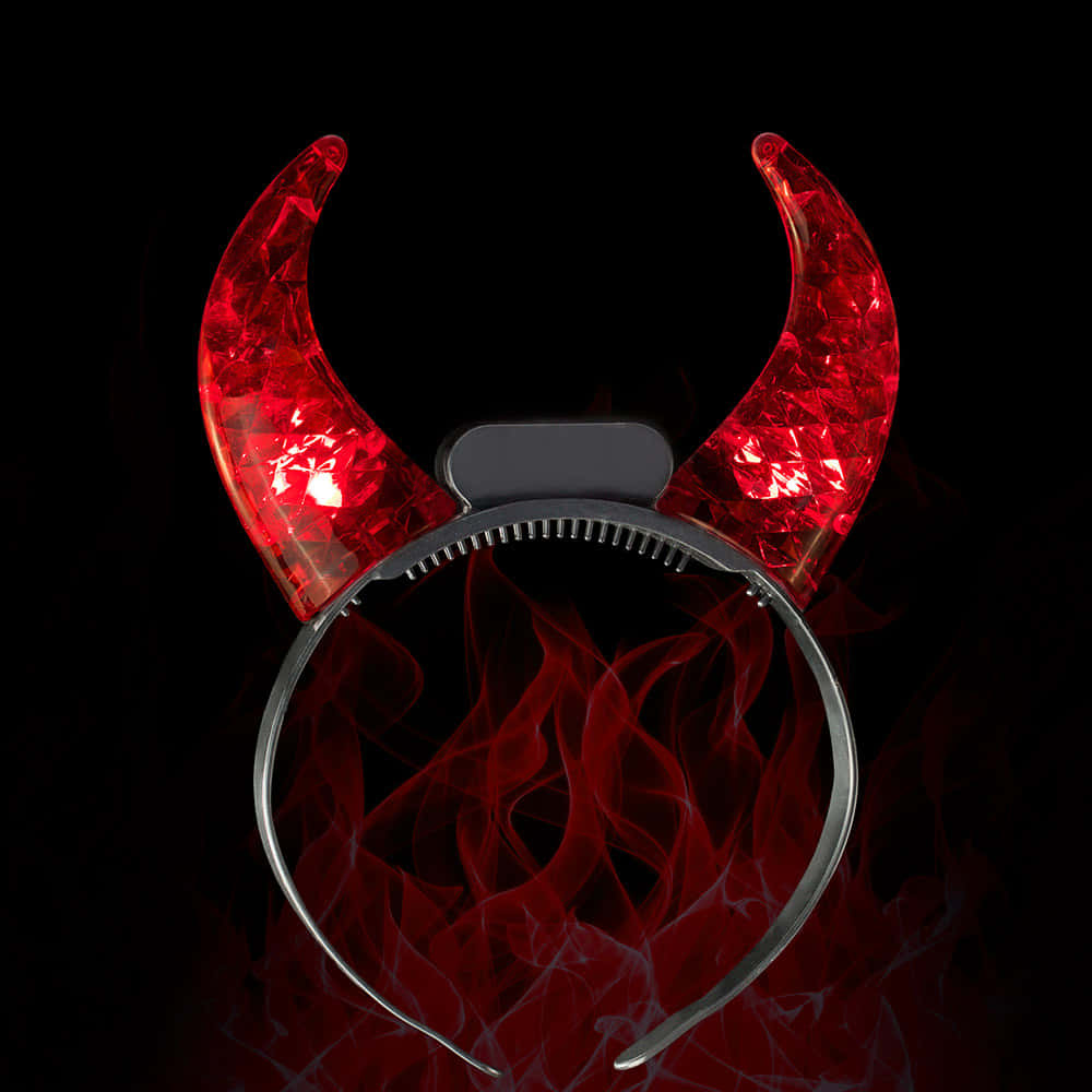 Devil Horns 桌布 壁紙 — 黑色背景上，頭帶上發光的紅色惡魔角，伴隨著旋轉的紅色煙霧。