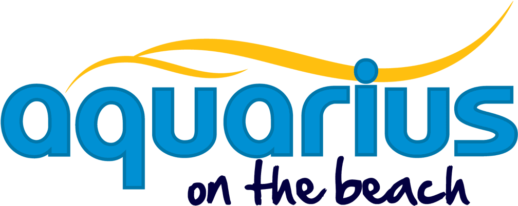 aquarius 桌布 壁紙 — 黑色背景上，黃色波浪上方有鮮明藍色「aquarius」標誌和紫色「on the beach」文字。