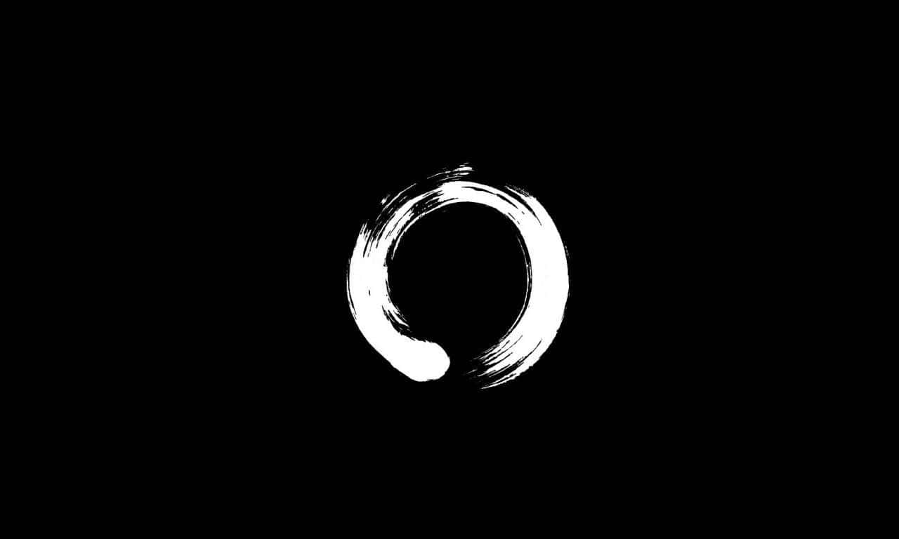 Dark Circles 桌布 壁紙 — 黑色背景上一個鮮明的白色筆觸圓圈，喚起極簡主義與平衡感。