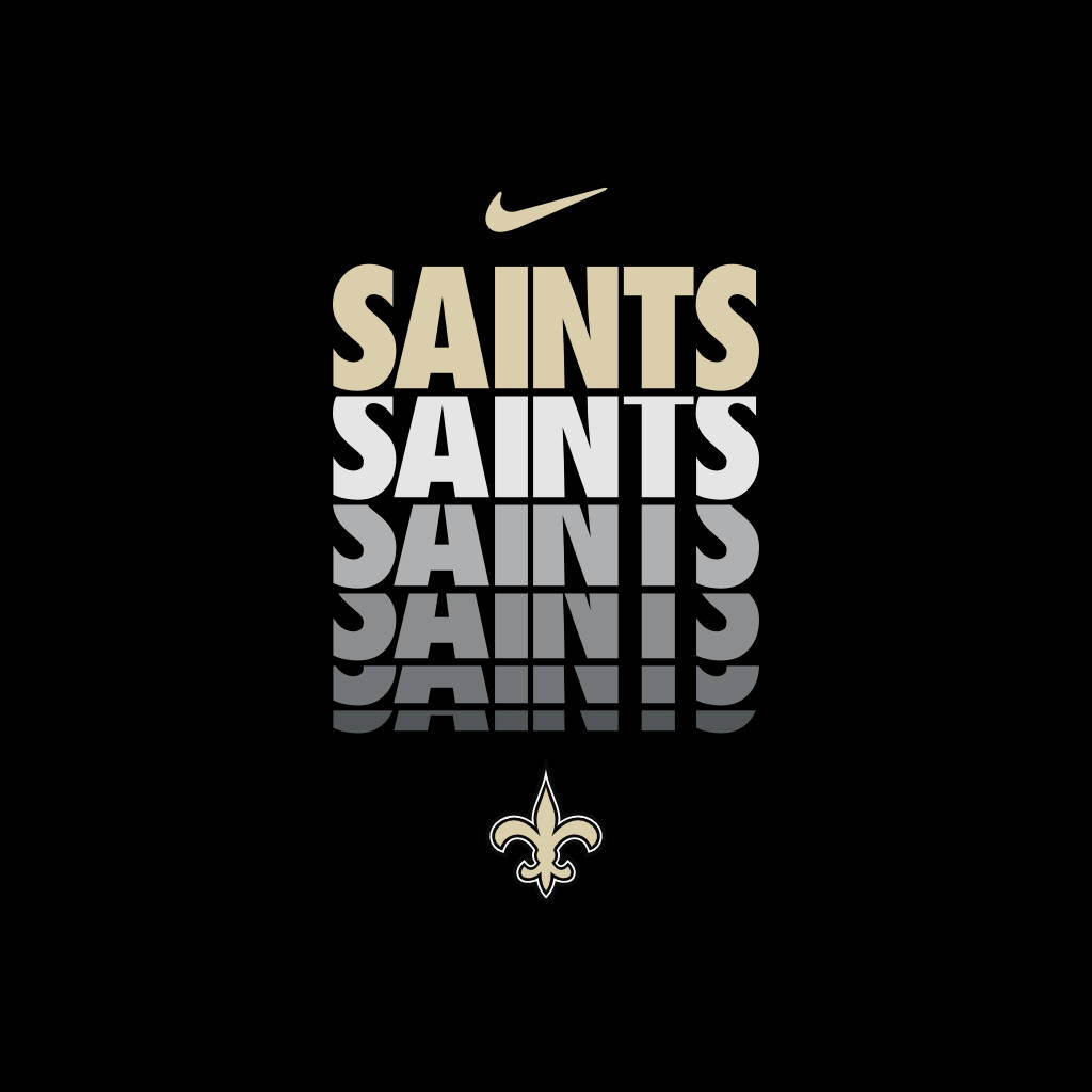 Nike 桌布 壁紙 — 黑色背景上以漸層金、白、灰色粗體堆疊的「SAINTS」文字，搭配Nike勾勾及百合花徽標。