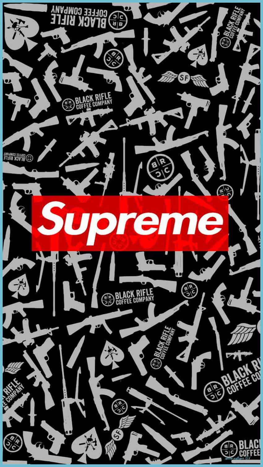 supreme 桌布 壁紙 — 黑色背景上佈滿白色槍枝剪影和 Black Rifle Coffee 標誌，中央有一個紅色 Supreme 標誌。