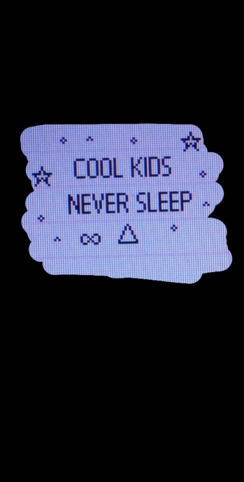 Quote 桌布 壁紙 — 黑色背景上像素化的藍色文字顯示「cool kids never sleep」，周圍環繞著星星和符號。