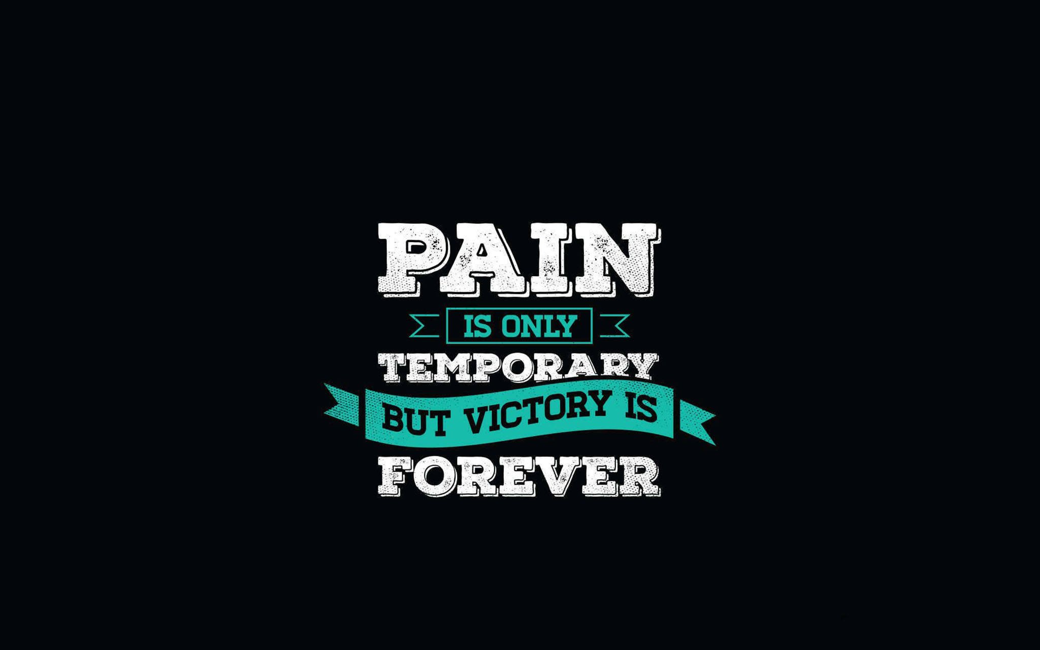 Pain Quotes 桌布 壁紙 — 黑色背景上大膽的白色和藍綠色勵志文字寫著痛苦只是暫時的，但勝利是永恆的。