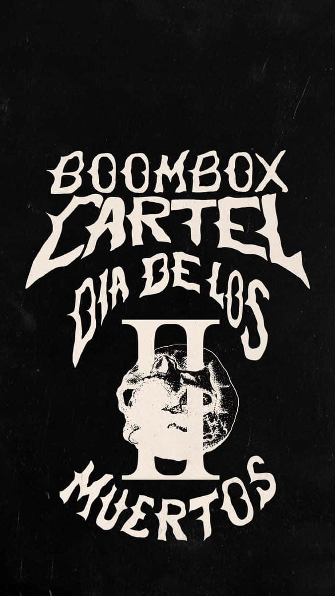boombox 桌布 壁紙 — 黑色背景上大膽的白色塗鴉風格文字寫著「BOOMBOX CARTEL DIA DE LOS MUERTOS」，並在字母H中融入了一個骷髏頭。
