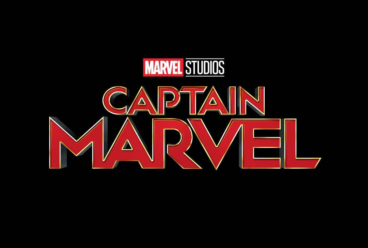 Captain Marvel 桌布 壁紙 — 黑色背景上大膽的紅色和金色 Captain Marvel 標誌，帶有 Marvel Studios 標誌。