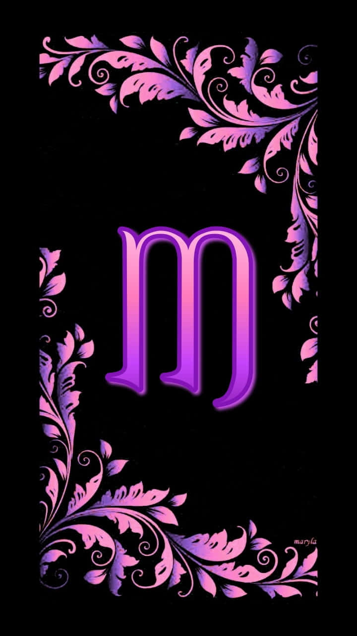 字母M 桌布 壁紙 — 黑色背景上居中發光的紫色字母M，帶有華麗的粉紅色花卉角落。