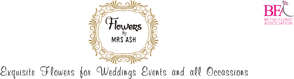 劍蘭 桌布 壁紙 — 黑色背景上帶有 'Flowers & Mrs Ash' 文字和 British Florist Association 標誌的優雅金色裝飾框架。