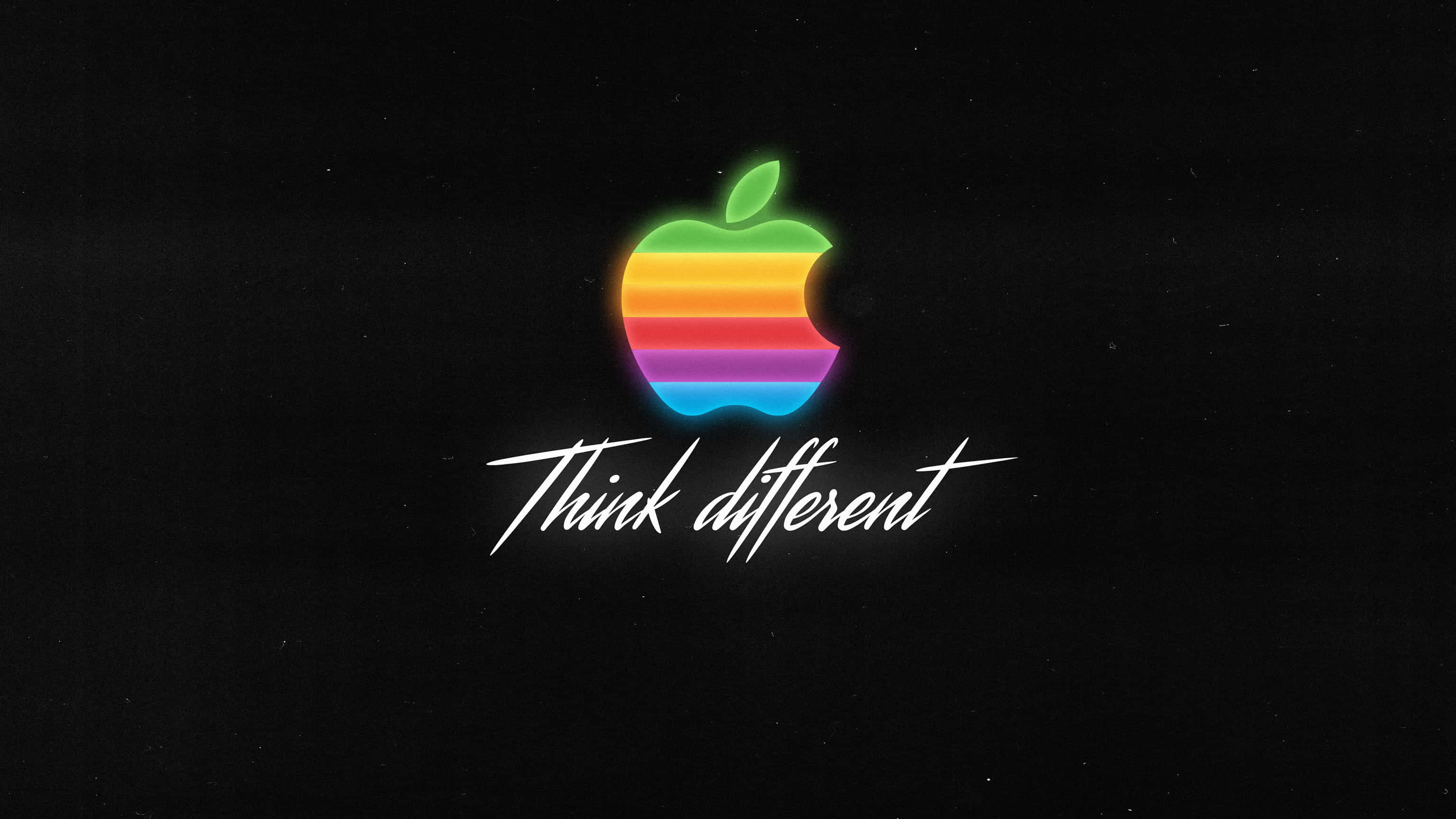 蘋果標誌 桌布 壁紙 — 黑色背景上帶有「Think different」文字的發光彩虹Apple標誌。