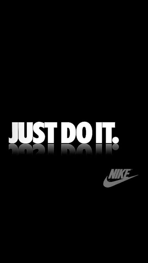 Nike 桌布 壁紙 — 黑色背景上帶有Nike swoosh標誌的粗體白色「JUST DO IT」文字，帶有倒影效果。