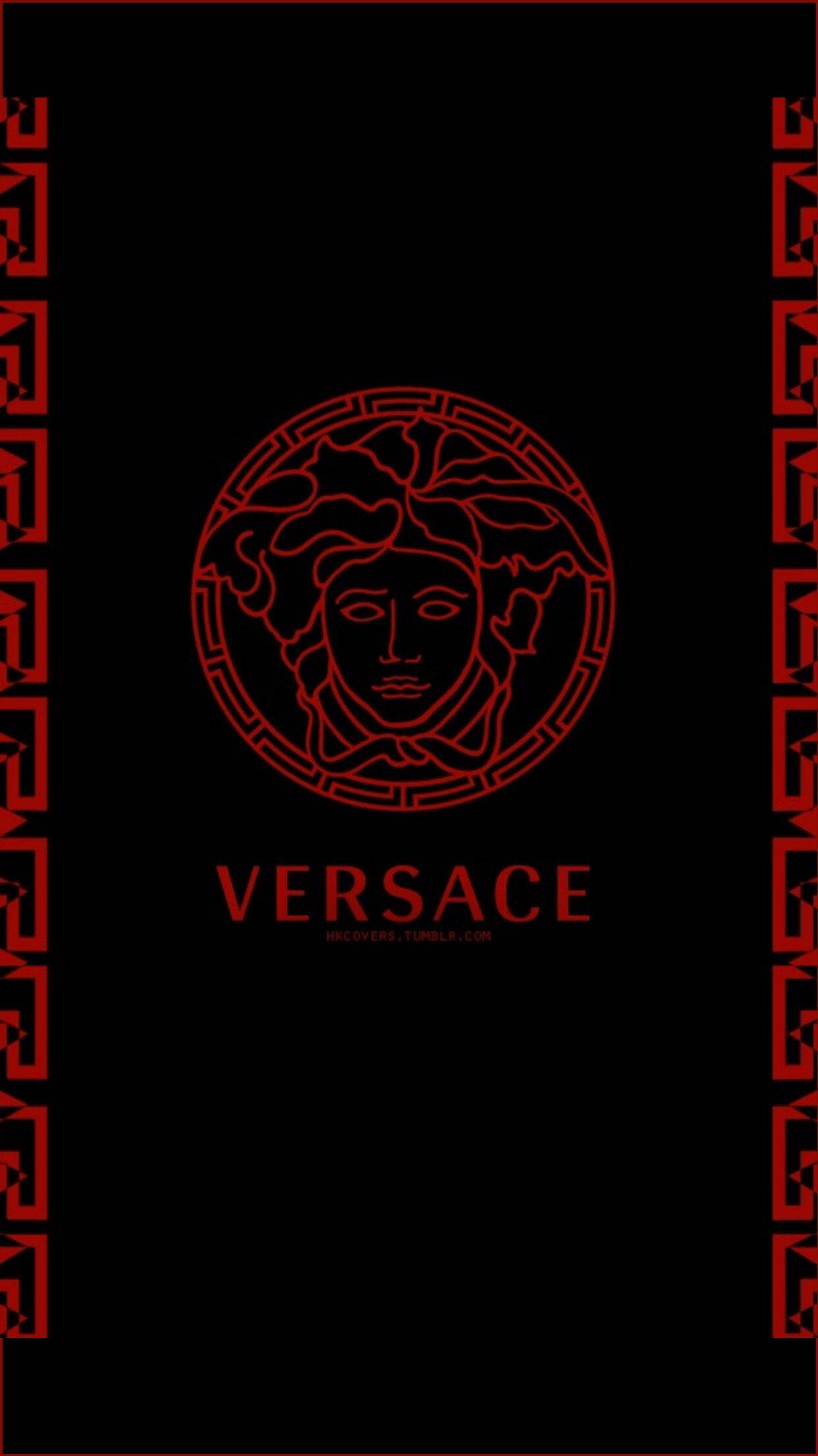 Versace Logo 桌布 壁紙 — 黑色背景上帶有希臘鑰匙邊框圖案的醒目紅色美杜莎標誌和品牌名稱。