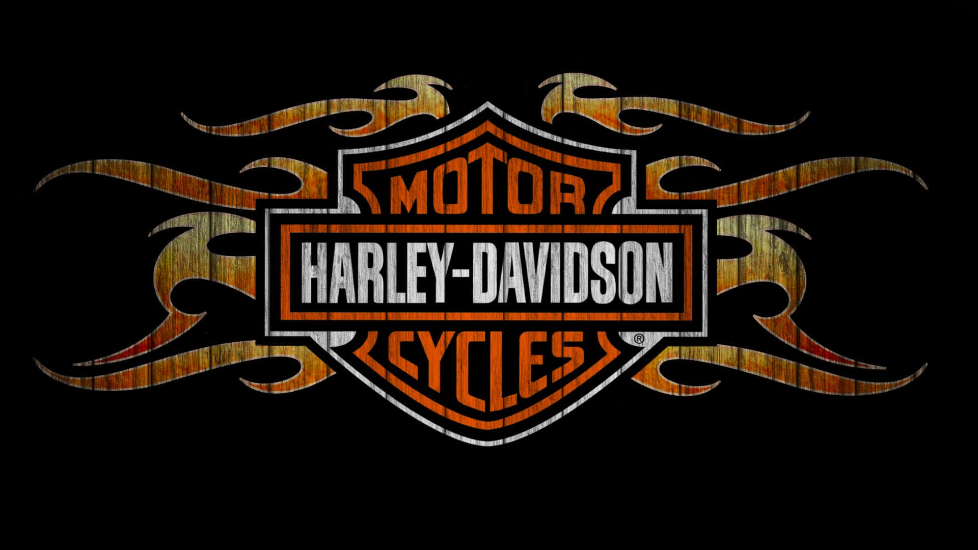 哈雷戴維森 桌布 壁紙 — 黑色背景上帶有火焰圖案和木紋紋理的Harley-Davidson標誌。
