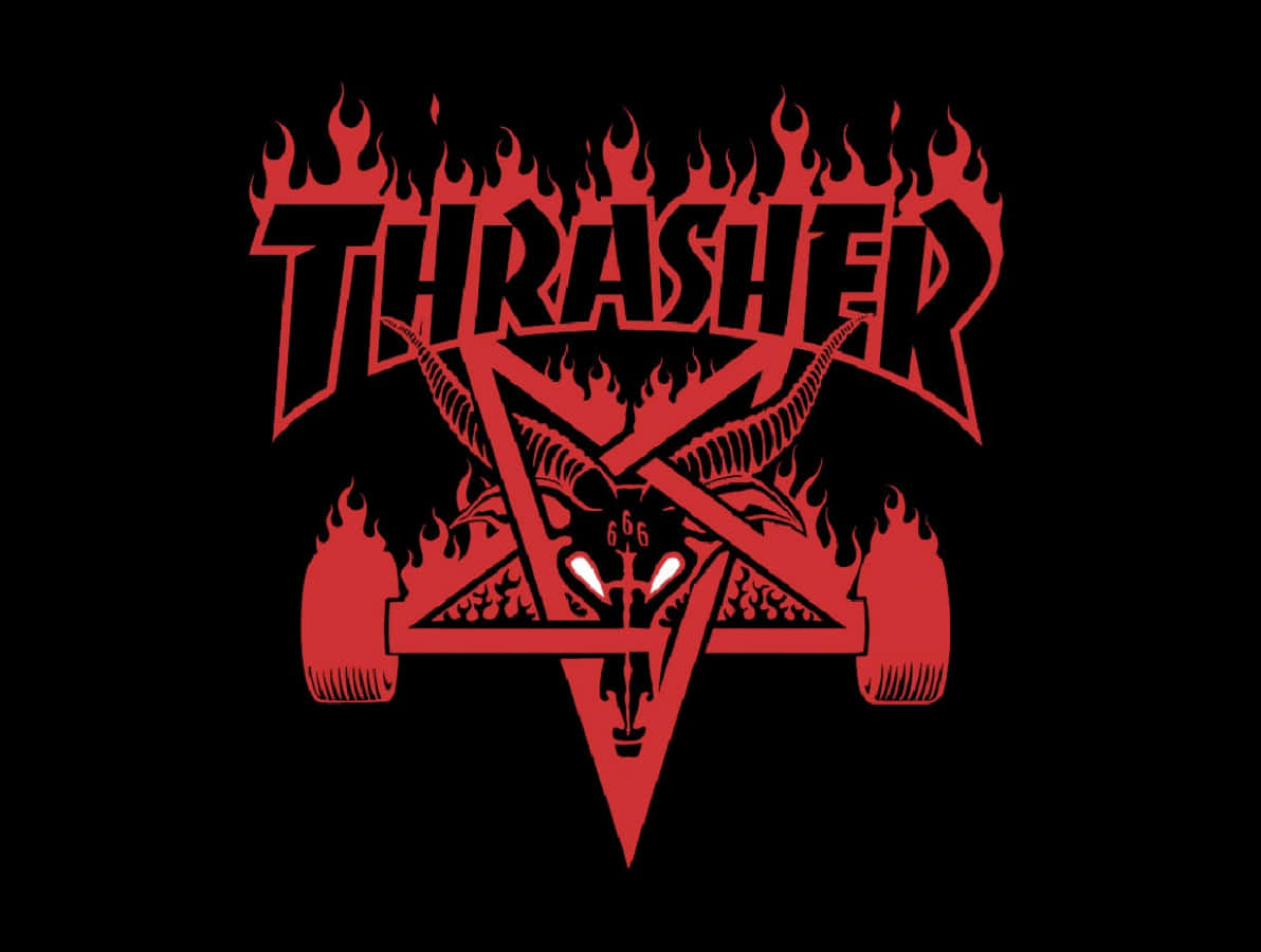 Thrasher 桌布 壁紙 — 黑色背景上帶有火焰文字和惡魔頭骨的紅色Thrasher標誌。
