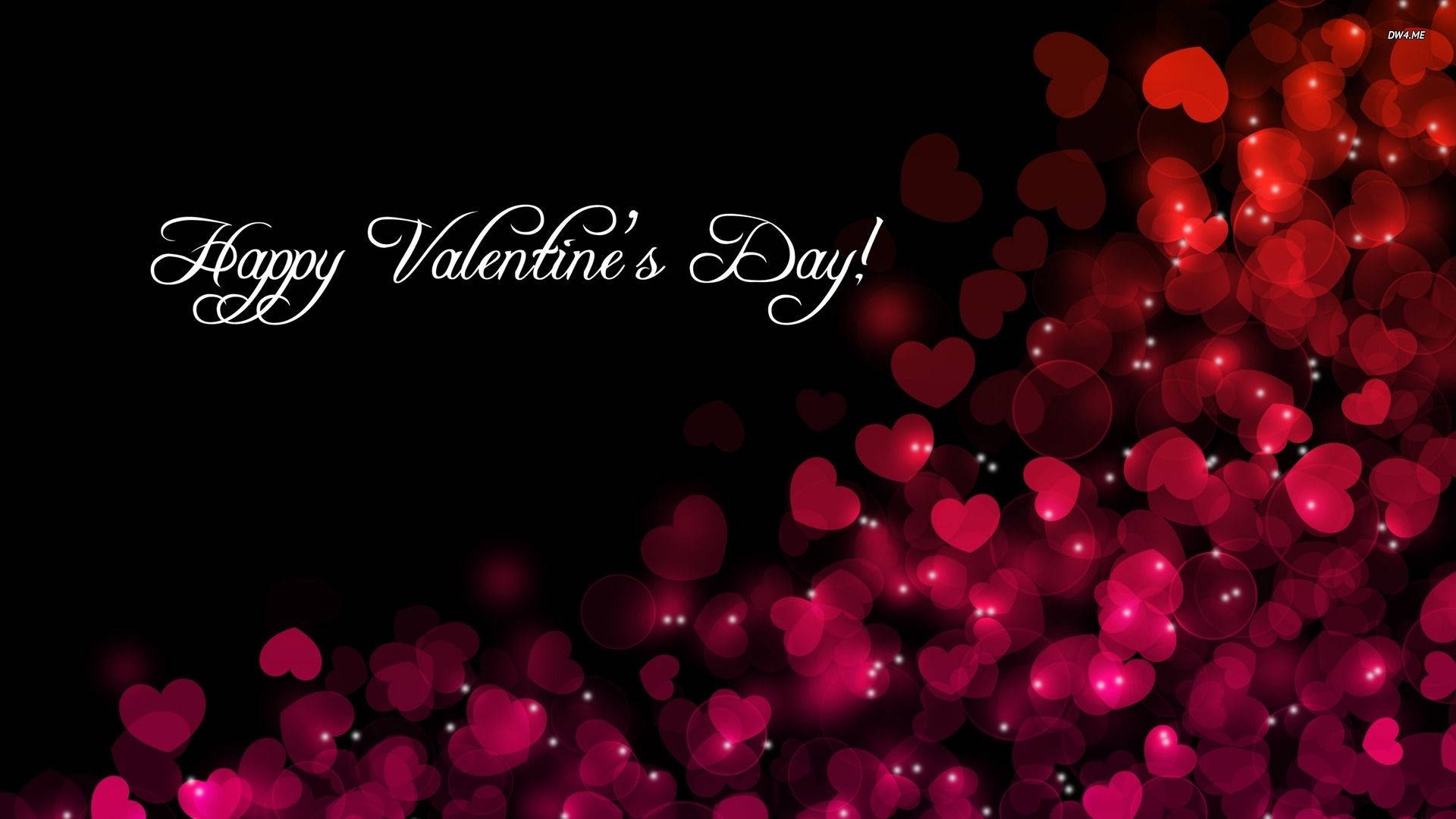 Happy Valentines Day 桌布 壁紙 — 黑色背景上帶有發光的紅色心形散景和優雅的白色草書文字，寫著 Happy Valentine's Day！