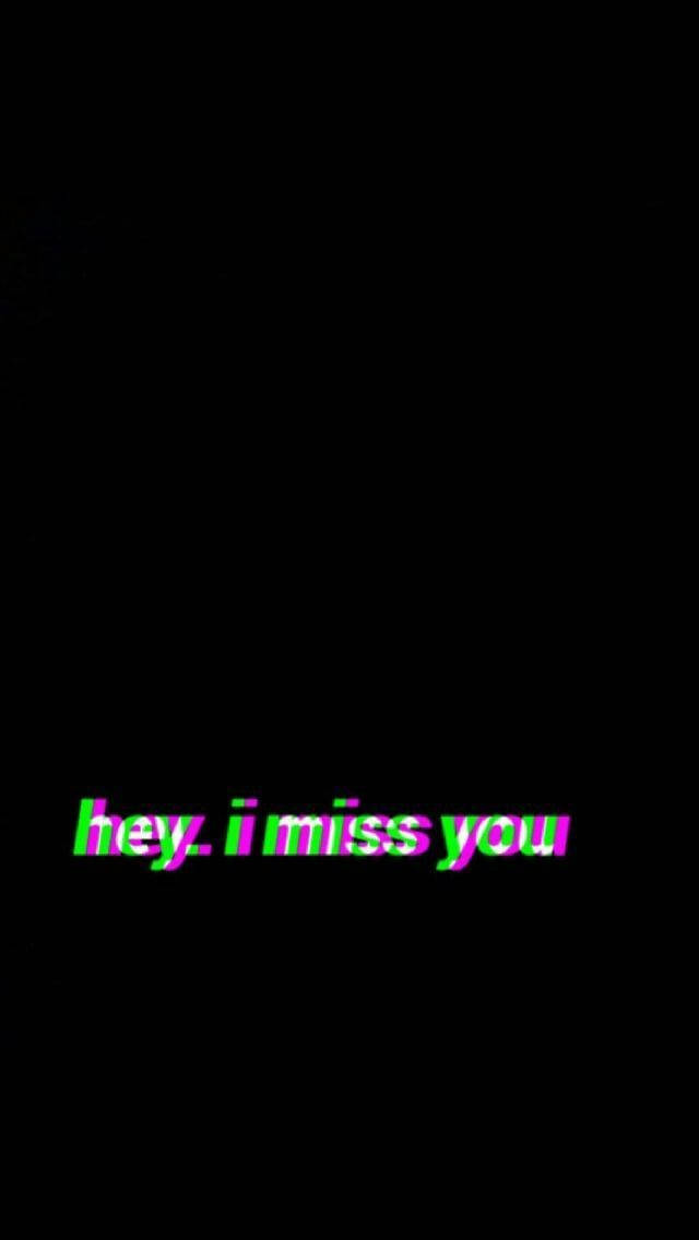 Missing 桌布 壁紙 — 黑色背景上帶有發光綠色和粉紅色的故障文字，寫著 hey i miss you。