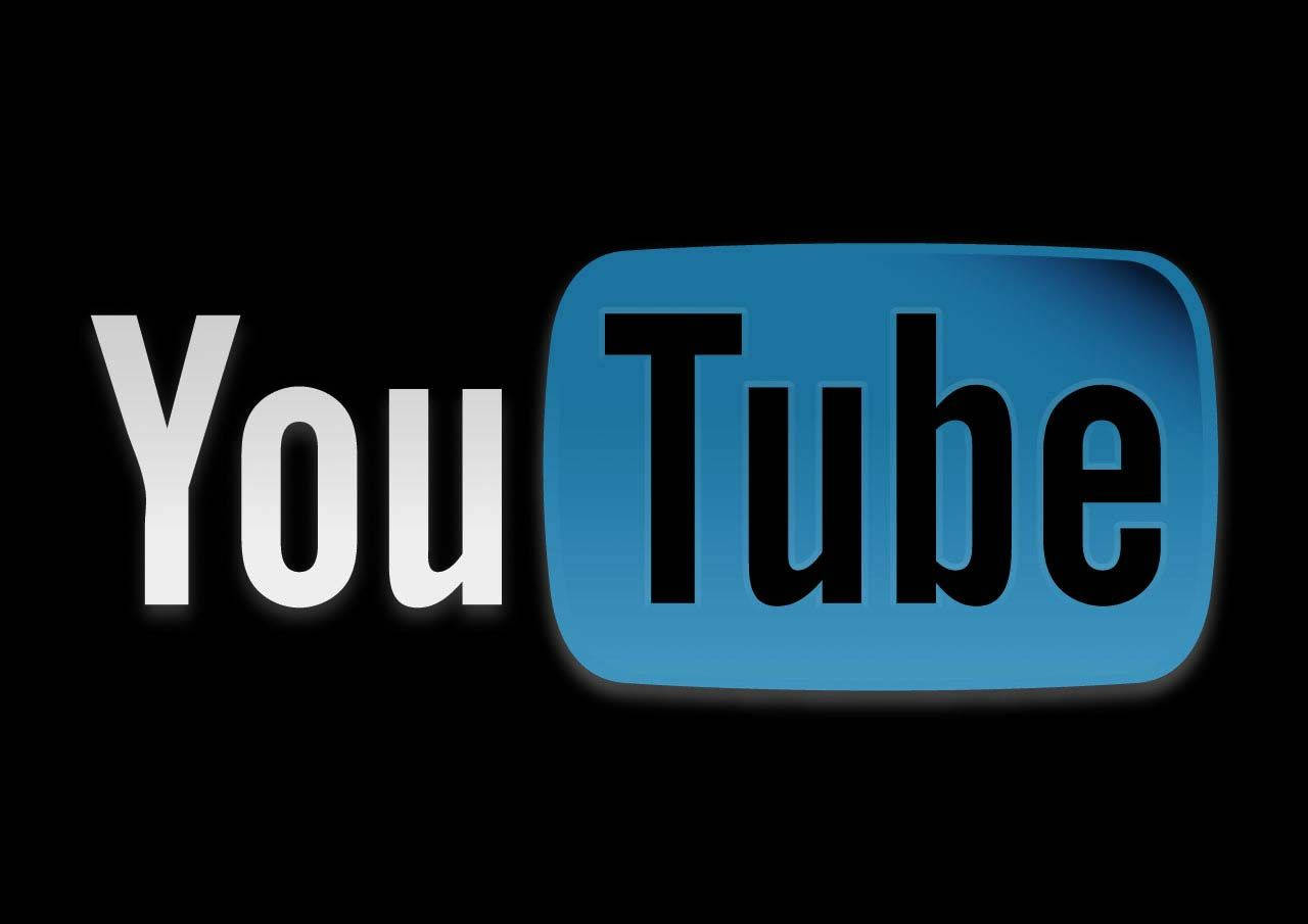 YouTube Logo 桌布 壁紙 — 黑色背景上帶有白色「You」和藍色圓角矩形「Tube」的YouTube標誌。