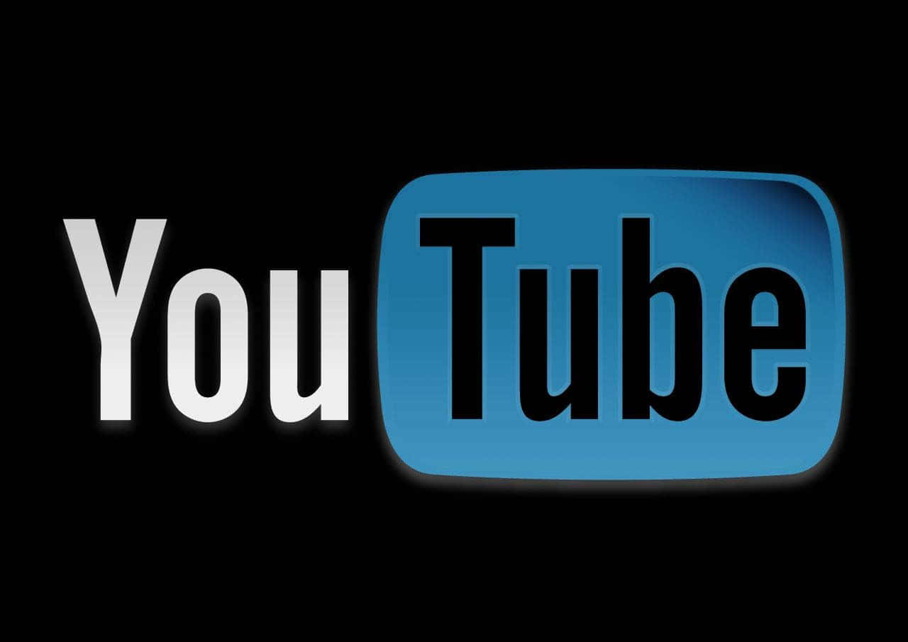 YouTube Logo Black 桌布 壁紙 — 黑色背景上帶有白色「You」和藍色圓角矩形「Tube」的YouTube標誌。
