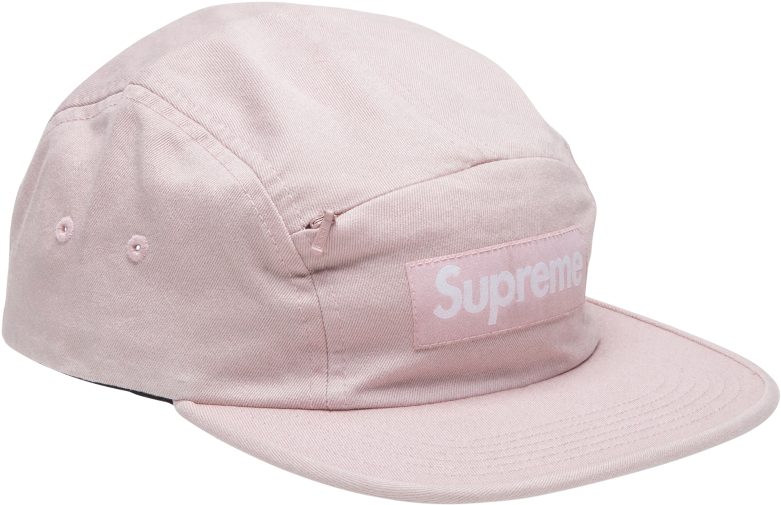 supreme 桌布 壁紙 — 黑色背景上帶有白色Supreme標誌貼片的柔軟粉紅色五片帽。