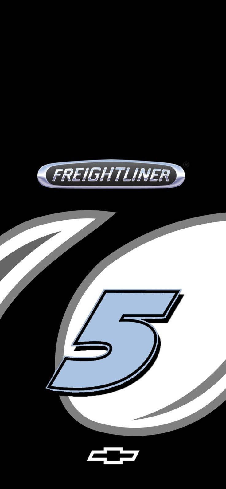 Kyle Larson 桌布 壁紙 — 黑色背景上帶有白色灰色曲線的Freightliner標誌和數字五，以及Chevrolet徽章。