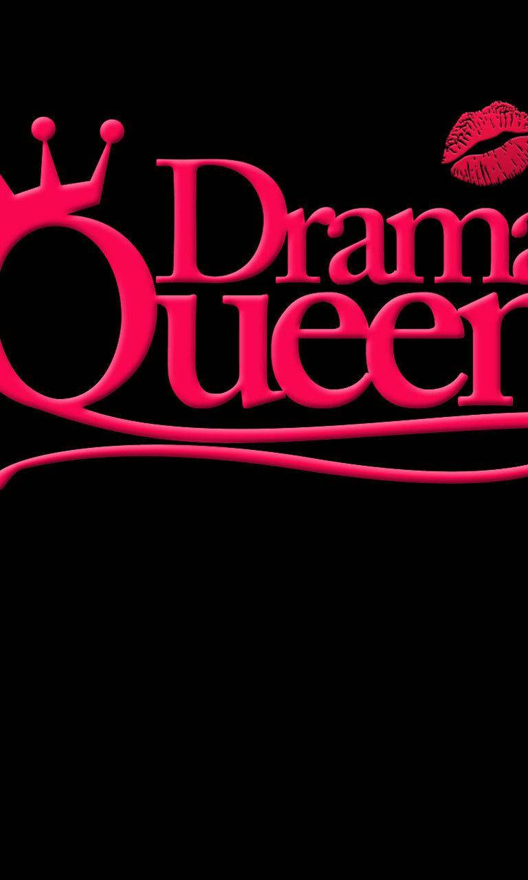 Black Queen 桌布 壁紙 — 黑色背景上帶有皇冠和唇印的粗體粉紅色「Drama Queen」文字。