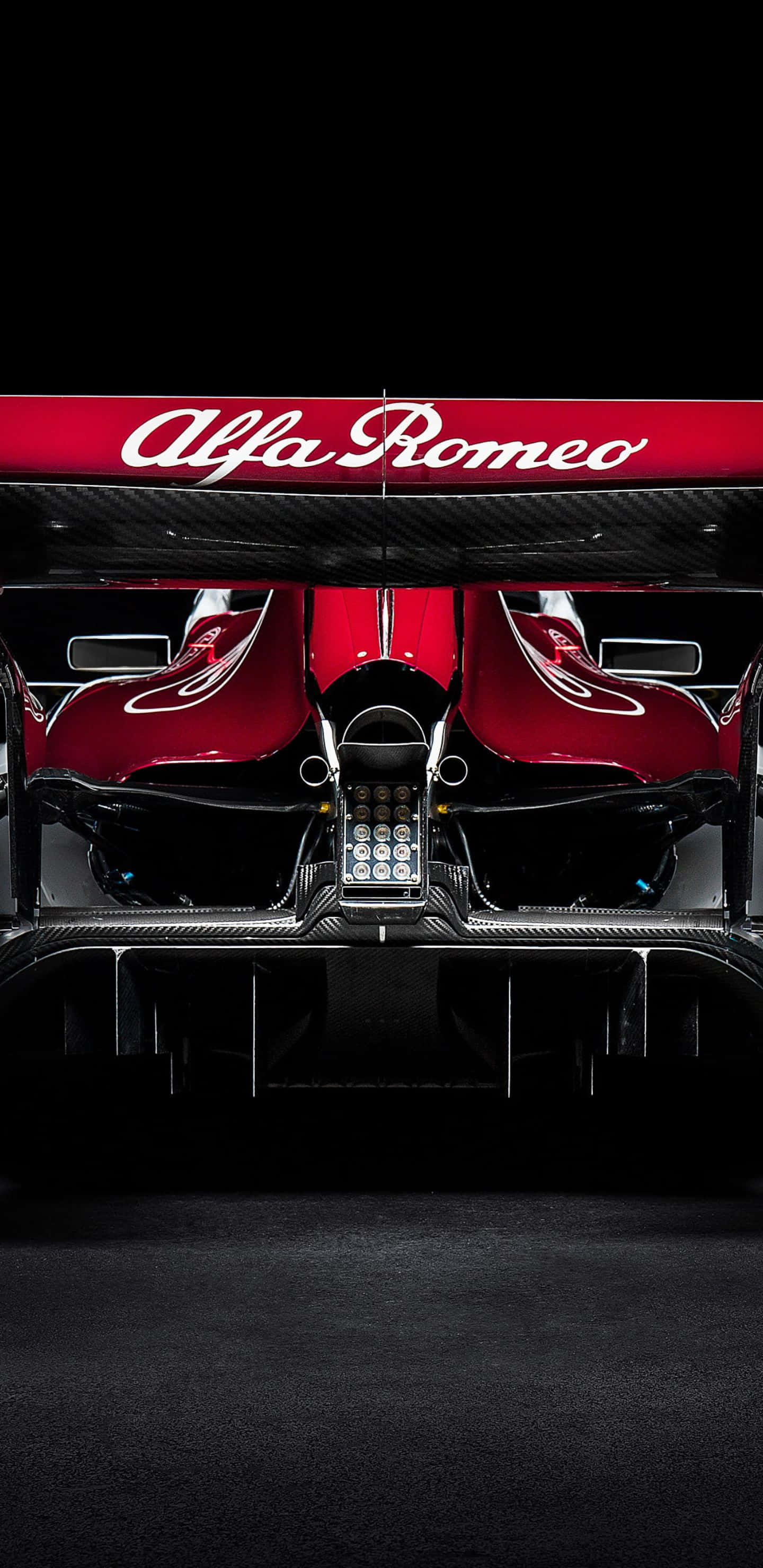 Formula 1 桌布 壁紙 — 黑色背景上帶有碳纖維細節的紅色愛快羅密歐一級方程式賽車的戲劇性後視圖。