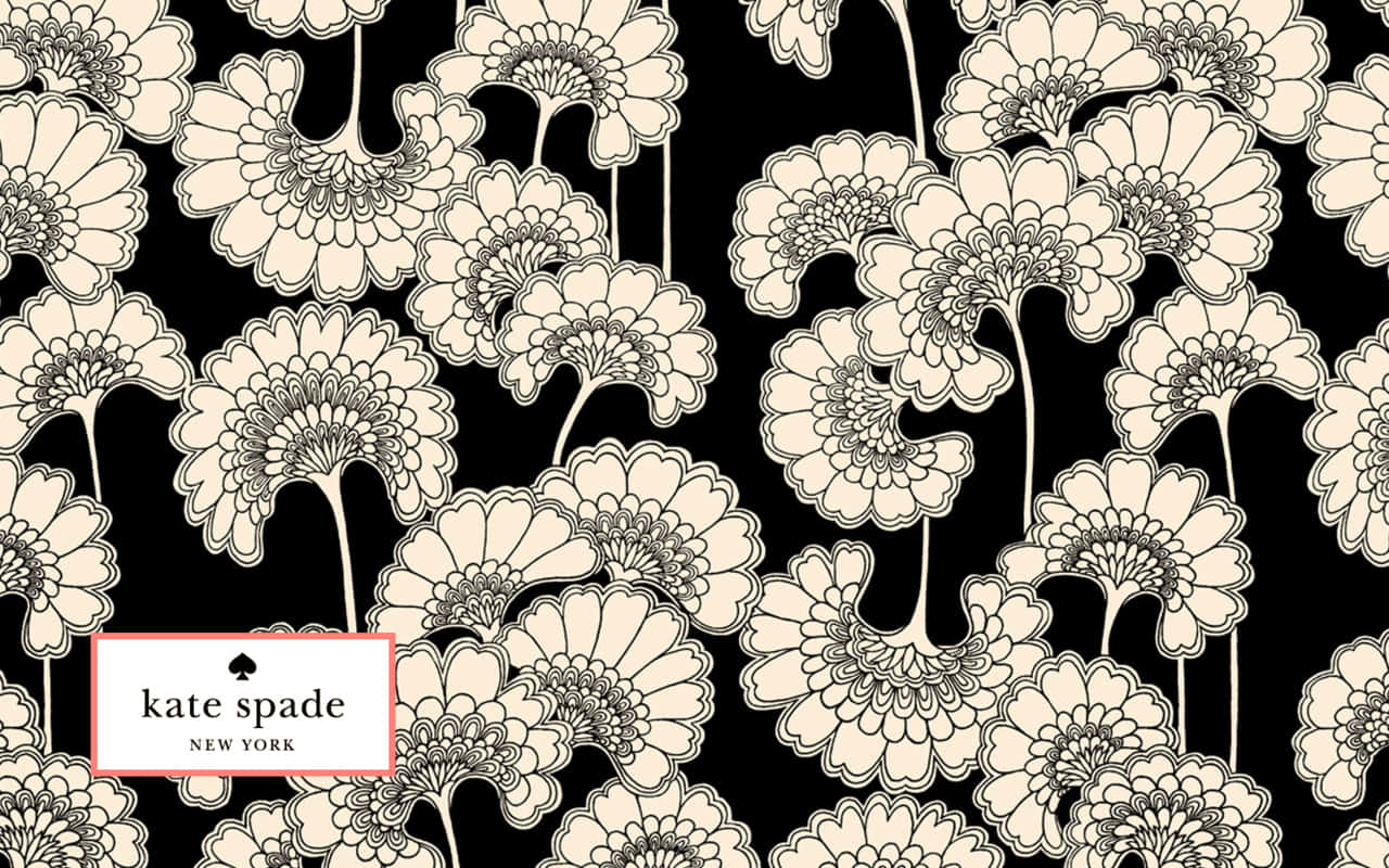 kate spade 桌布 壁紙 — 黑色背景上帶有精緻線條的優雅奶油色花卉圖案，並配有Kate Spade New York標誌。