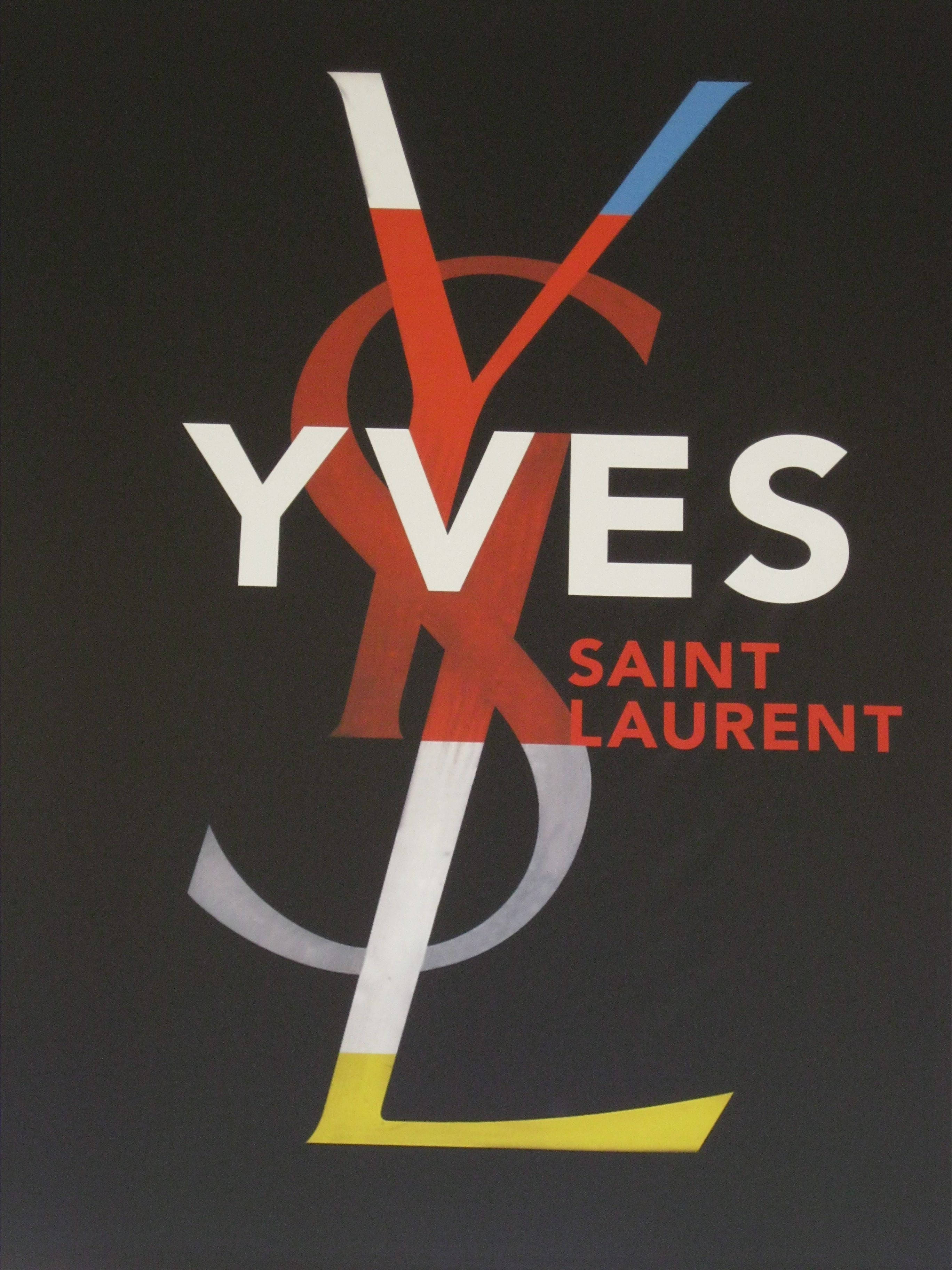 Ysl 桌布 壁紙 — 黑色背景上帶有紅色、白色和黃色條紋的大膽YSL標誌。