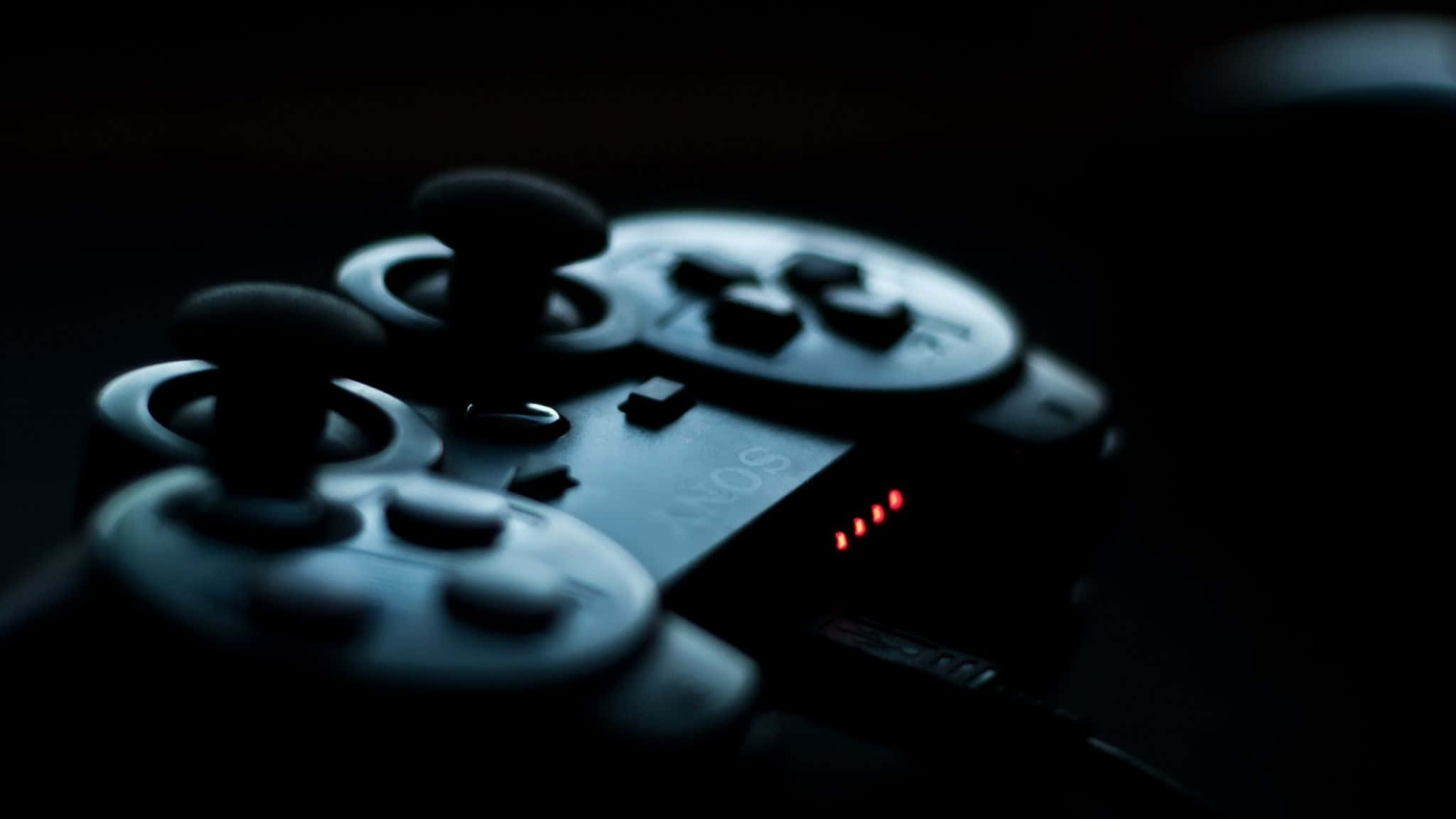 2048x1152 Gaming 桌布 壁紙 — 黑色背景上帶有紅色發光燈光的深色遊戲手把特寫。