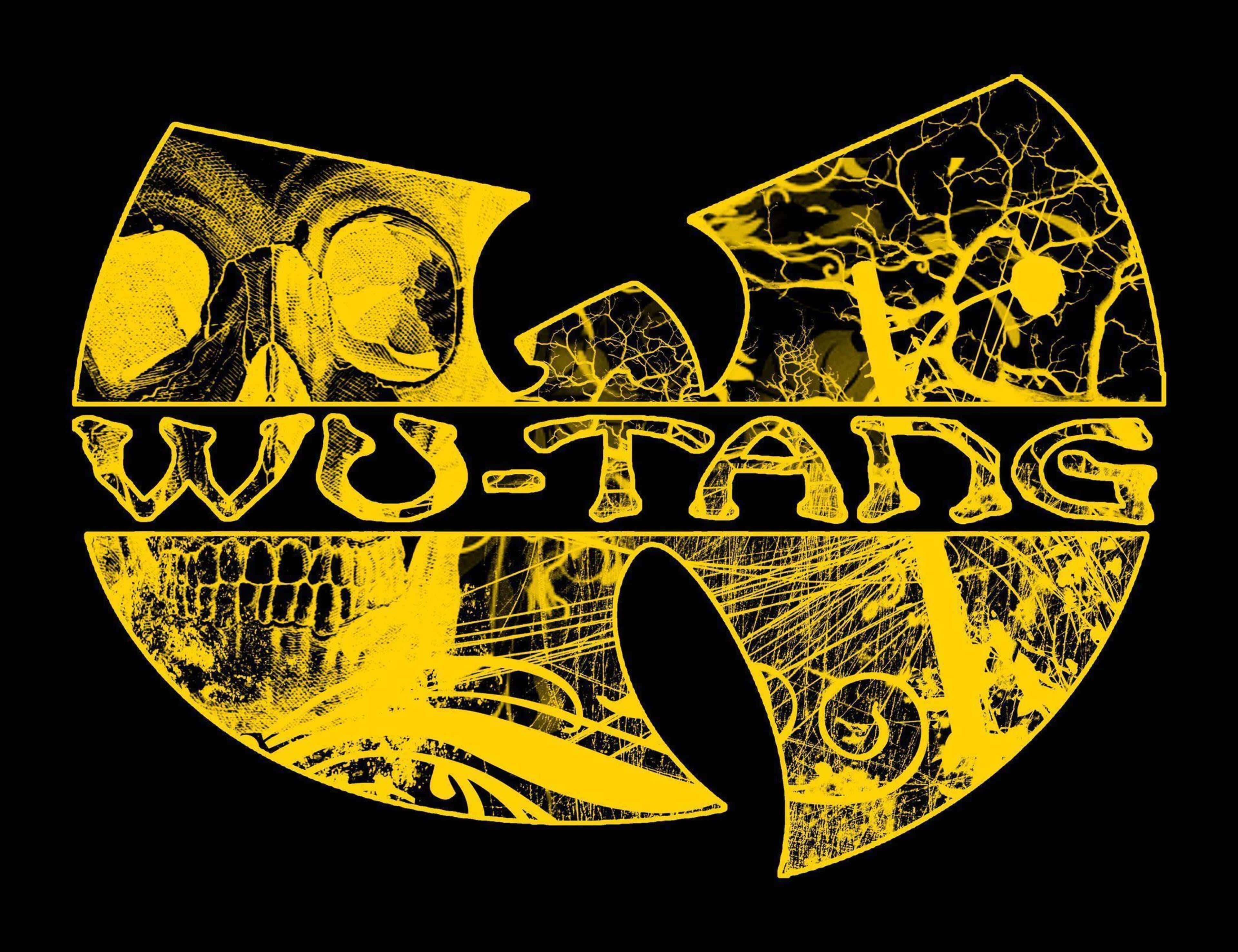 桌布 壁紙 — 黑色背景上帶有裂紋紋理和骷髏圖案的醒目黃色Wu-Tang Clan標誌。