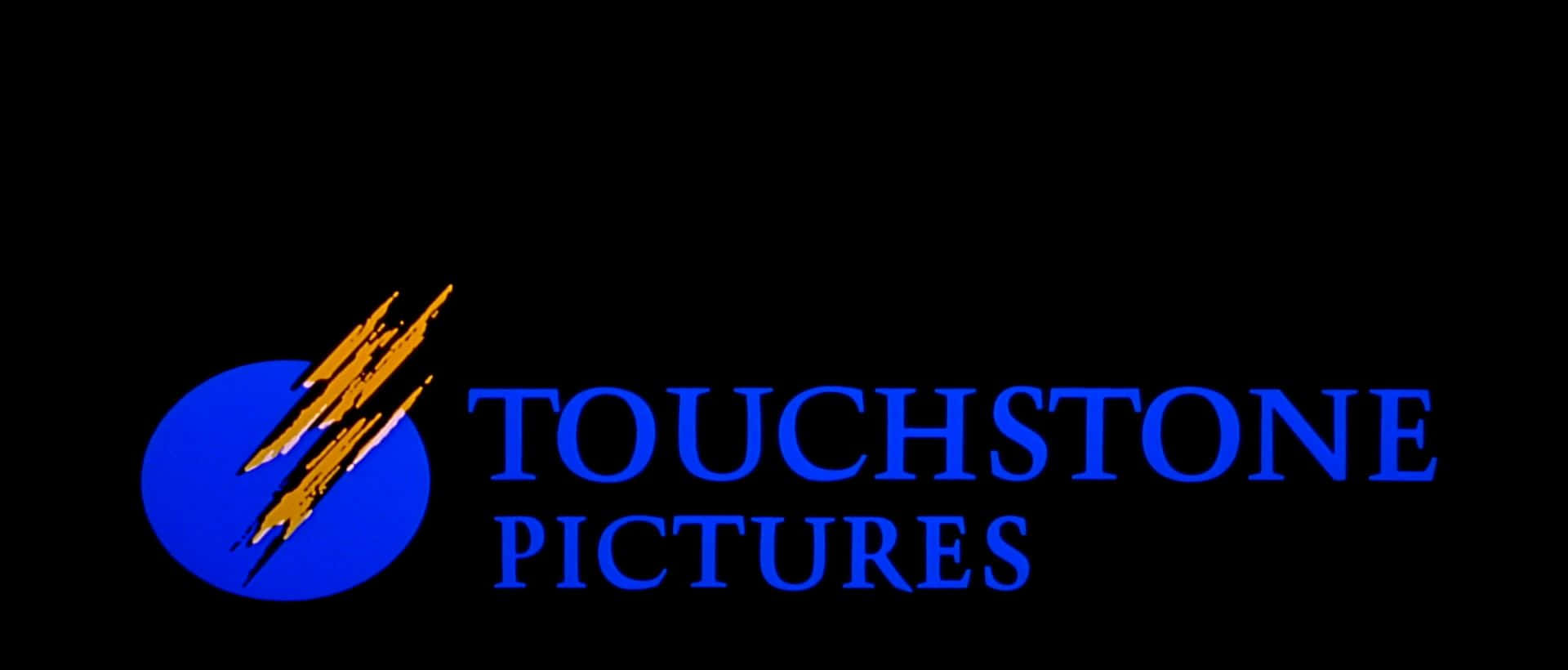 Logo 桌布 壁紙 — 黑色背景上帶有金色閃電的藍色Touchstone Pictures標誌。