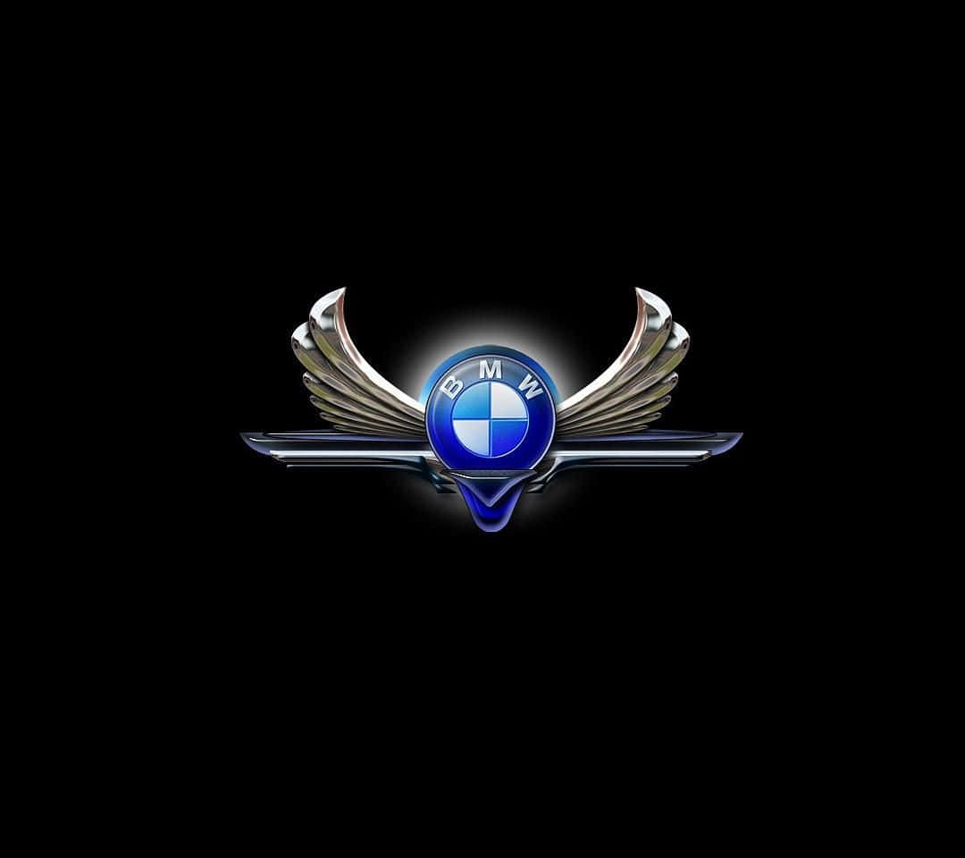 Bmw Logo 桌布 壁紙 — 黑色背景上帶有銀色翅膀的發光BMW標誌。