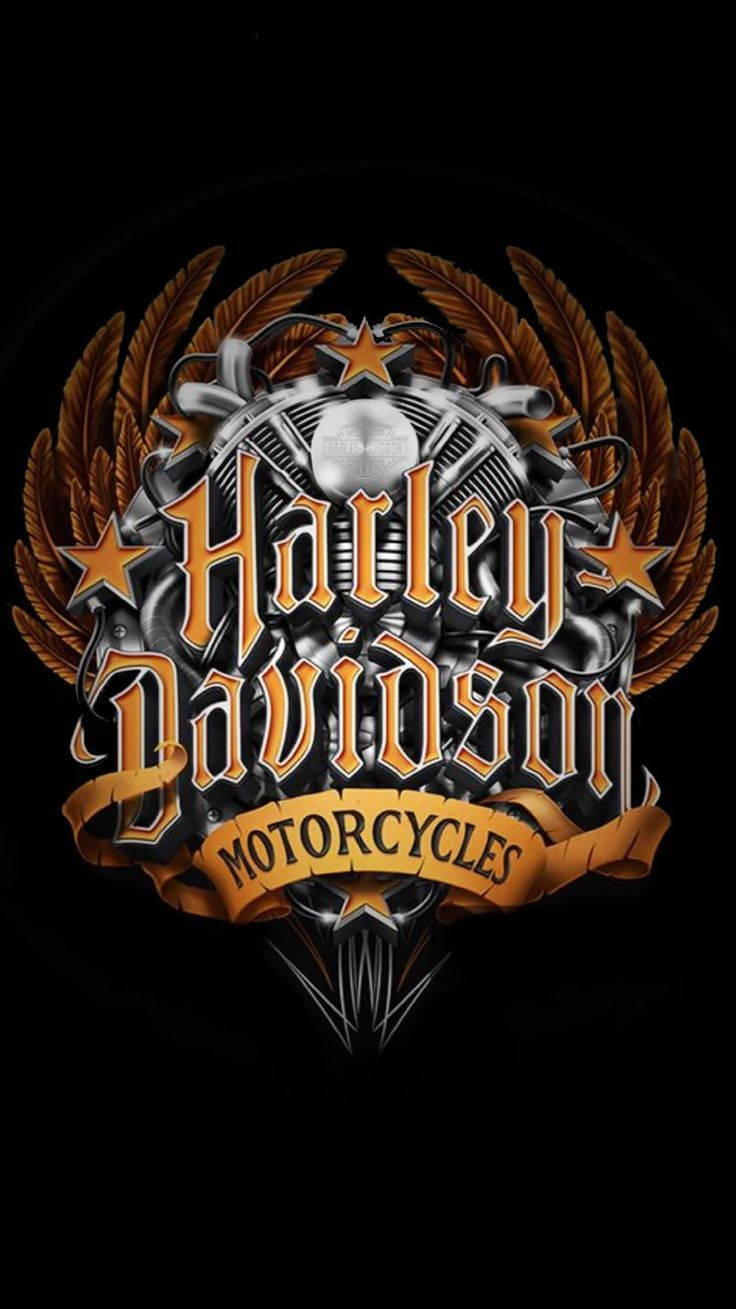 Harley 桌布 壁紙 — 黑色背景上帶有鍍鉻引擎和金色翅膀的Harley-Davidson標誌。