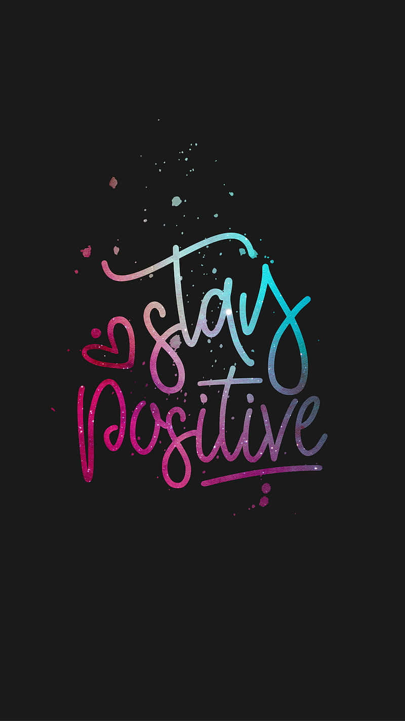 漸層 桌布 壁紙 — 黑色背景上帶有閃亮斑點的鮮豔漸變書法拼寫「stay positive」。