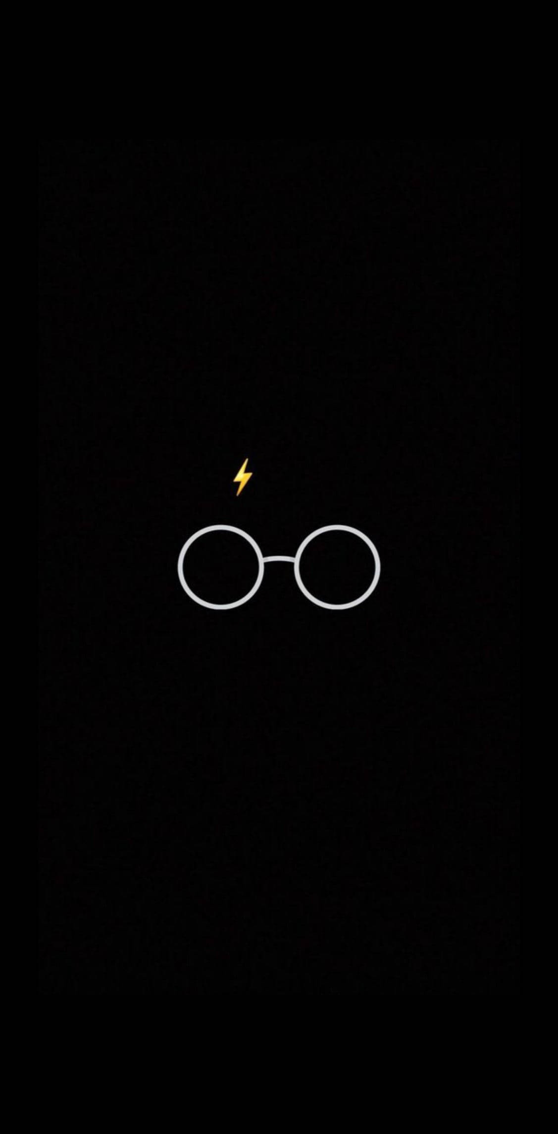 Black Emoji 桌布 壁紙 — 黑色背景上帶有黃色閃電的白色圓形眼鏡。