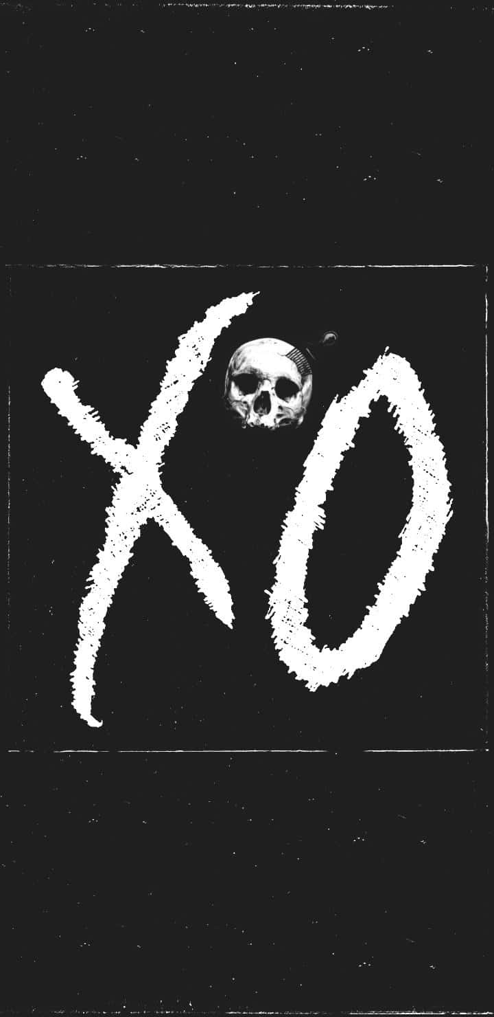 Memento Mori 桌布 壁紙 — 黑色背景上有一個大型白色塗鴉風格XO，O字後面露出一個骷髏頭。