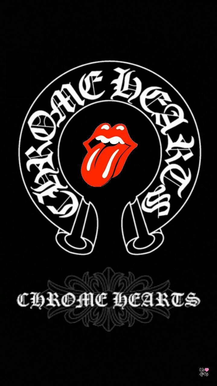 Chrome Hearts 桌布 壁紙 — 黑色背景上有一個白色圓形標誌，帶有紅色舌頭和嘴唇，兩側有交叉的劍，下方有「CHROME HEARTS」文字。