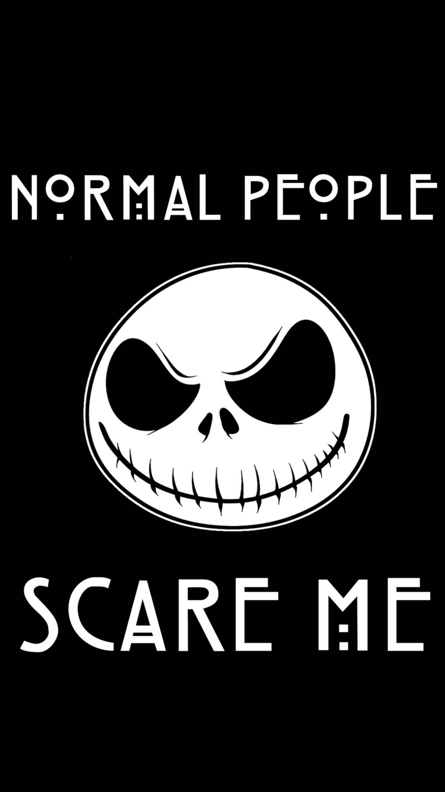 傑克·史克林頓 桌布 壁紙 — 黑色背景上有一個白色縫合骷髏頭，並有粗體字 'NORMAL PEOPLE SCARE ME'。