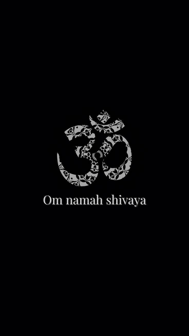 Om Namah Shivaya 桌布 壁紙 — 黑色背景上有一個白色裝飾的 Om 符號，下方有 Om namah shivaya 文字。