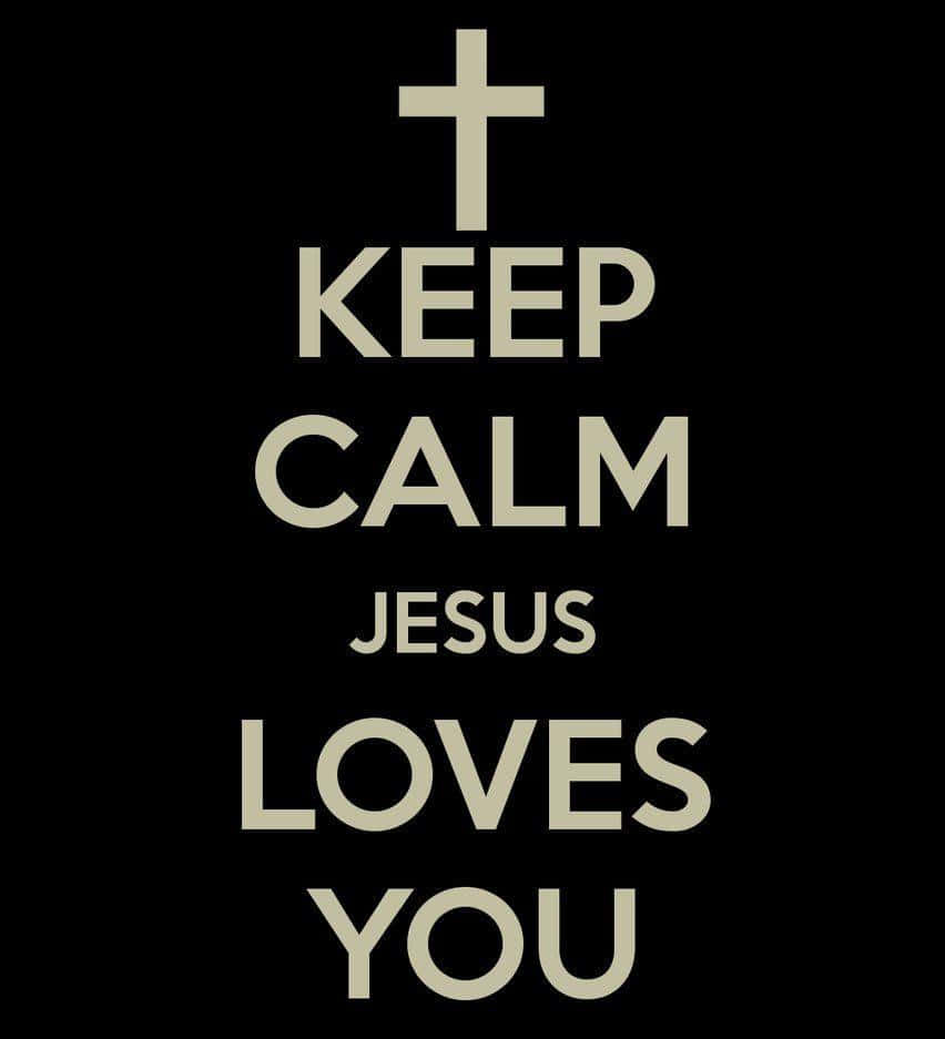 桌布 壁紙 — 黑色背景上有一個米色十字架和粗體文字 'KEEP CALM JESUS LOVES YOU'，採用經典勵志海報風格。