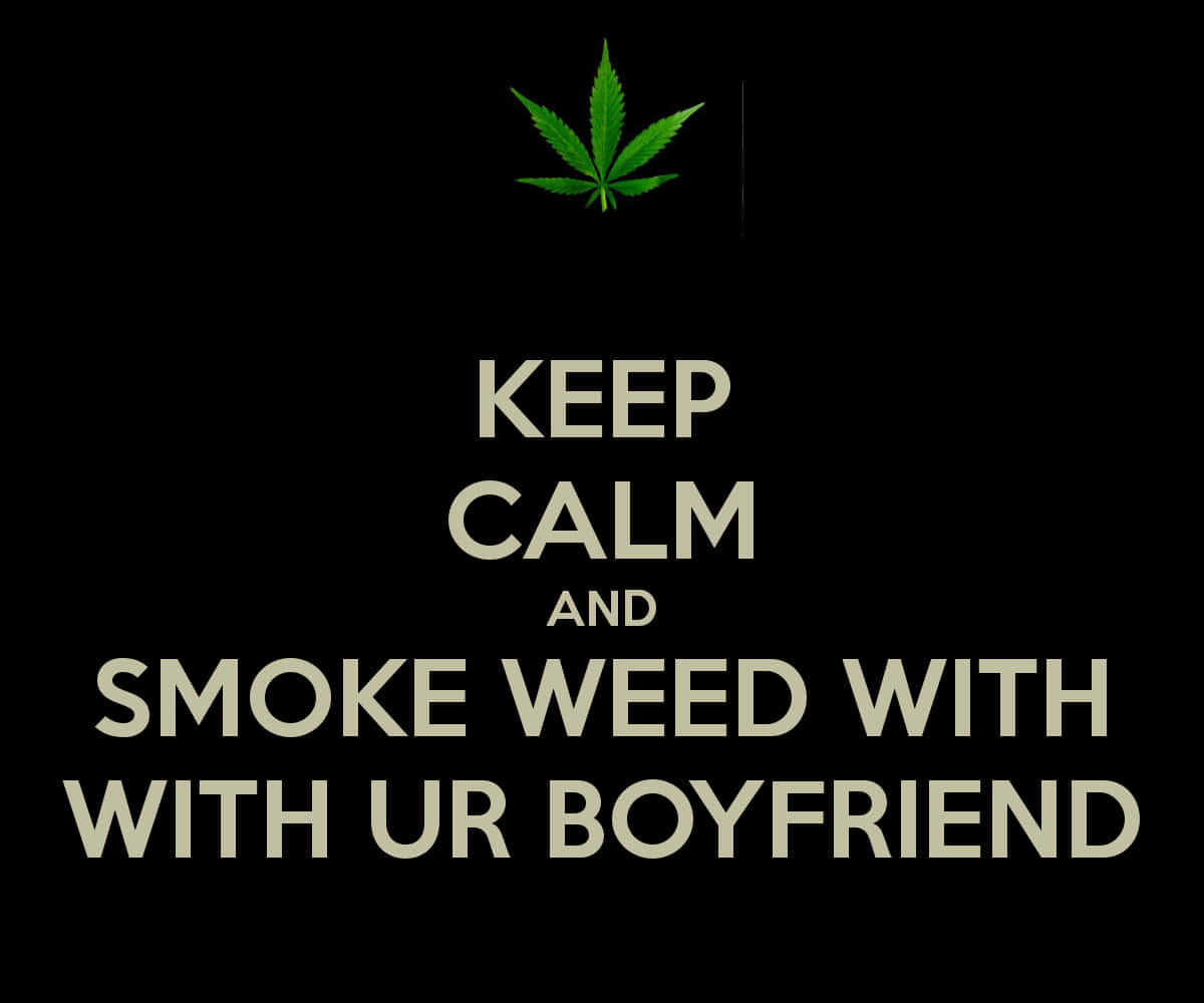 桌布 壁紙 — 黑色背景上有一個綠色大麻葉，上方有粗體文字 'KEEP CALM AND SMOKE WEED WITH UR BOYFRIEND'。