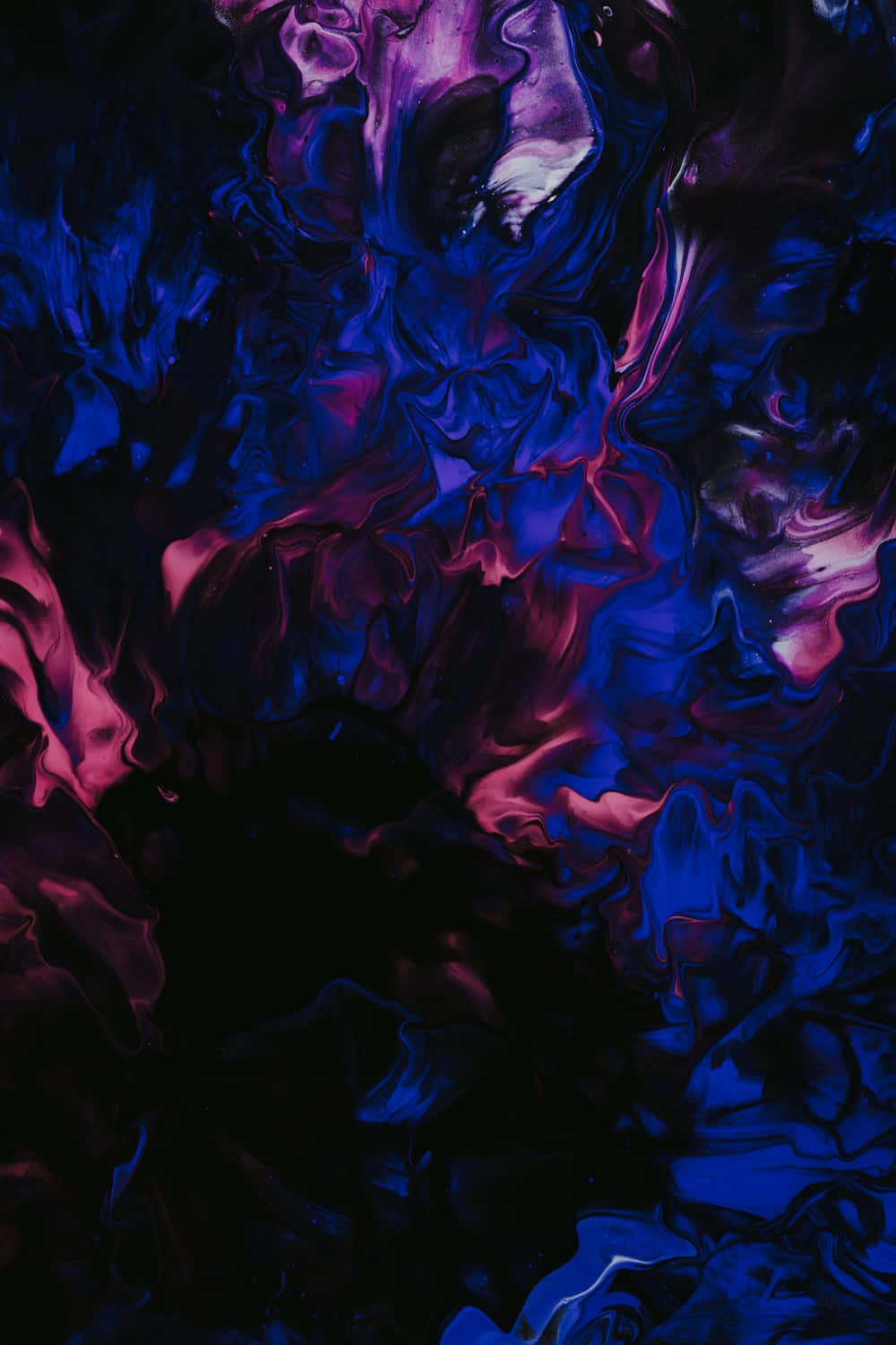 Dark Abstract Art 桌布 壁紙 — 黑色背景上深藍色和洋紅色的鮮豔漩渦抽象圖案。