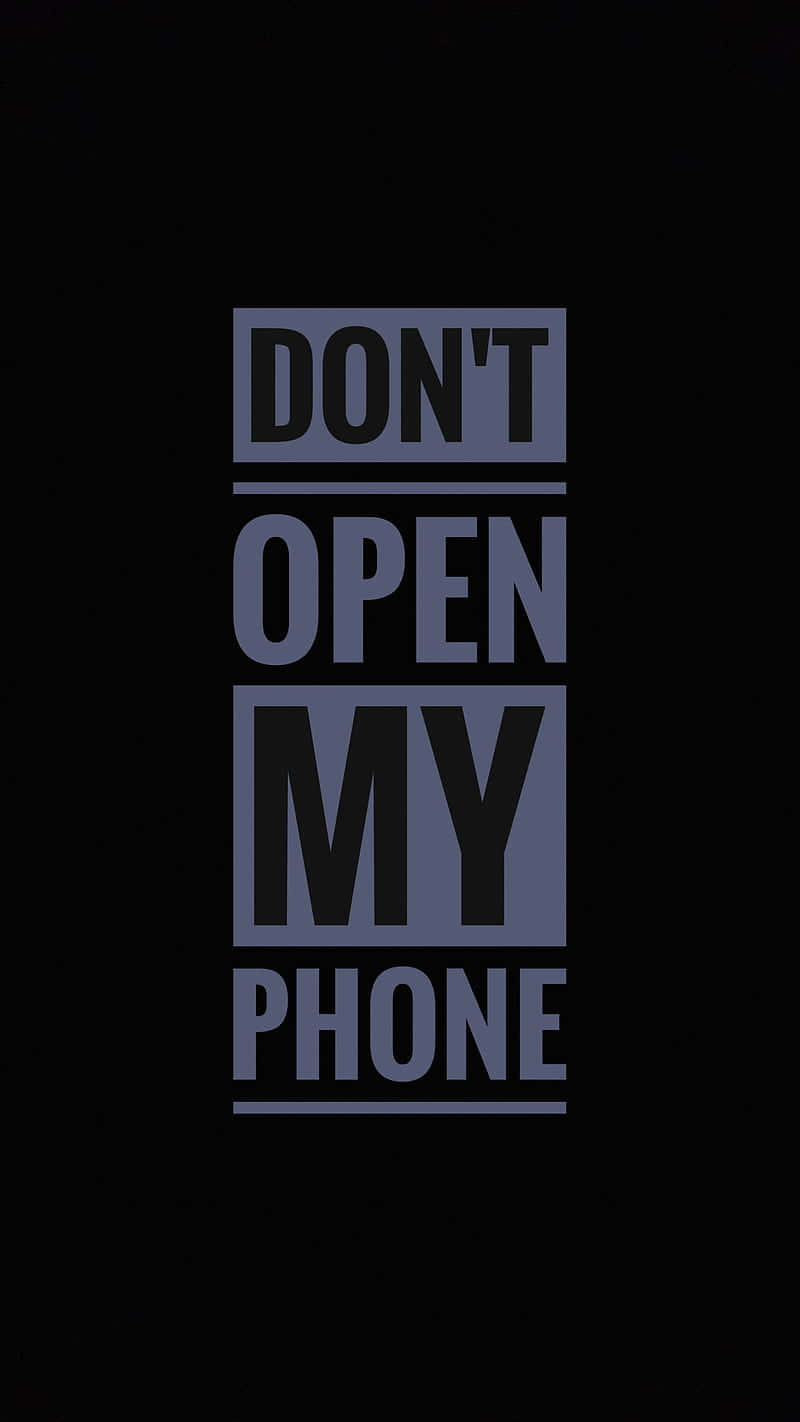 Why Are You On My Phone 桌布 壁紙 — 黑色背景上灰色方塊中的粗體文字 'DON'T OPEN MY PHONE'。