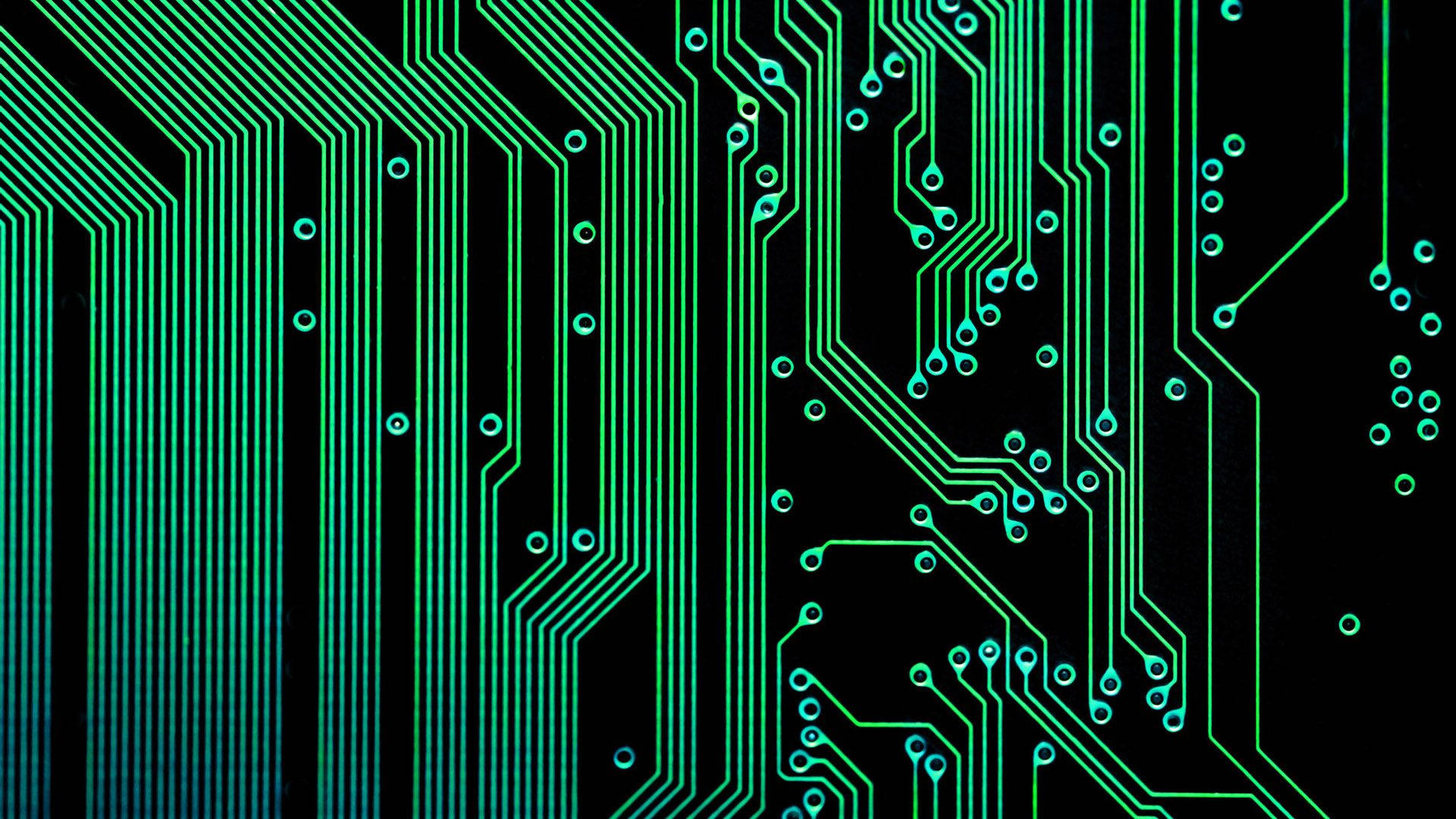 Circuit 桌布 壁紙 — 黑色背景上發光綠色電路板走線的特寫，帶有複雜的路徑和焊點。