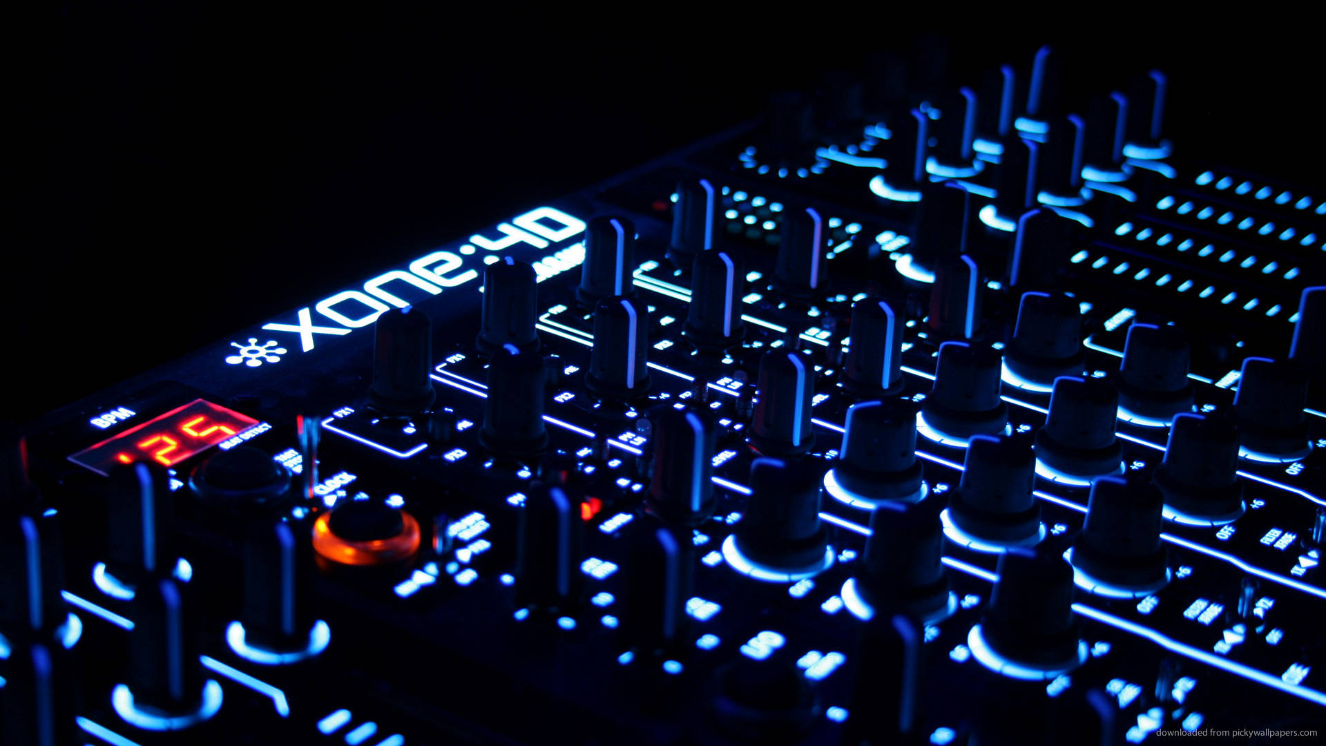 DJ 桌布 壁紙 — 黑色背景上發光藍色和紅色DJ混音器的特寫，帶有發光的旋鈕和按鈕。