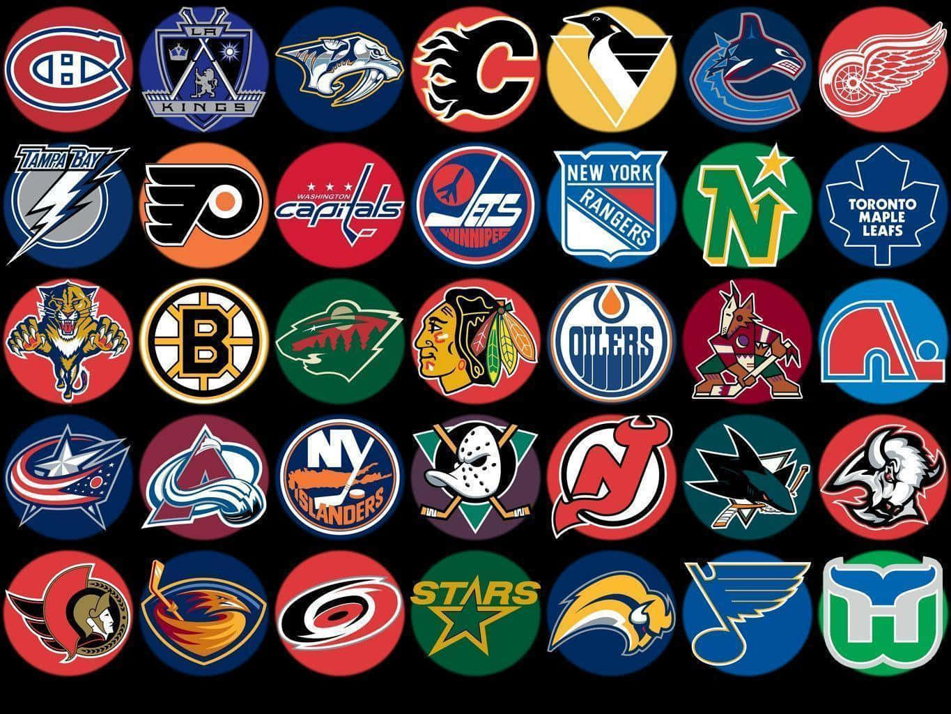 NHL 桌布 壁紙 — 黑色背景上的NHL球隊標誌網格，展示兇猛的吉祥物和大膽的字體設計。